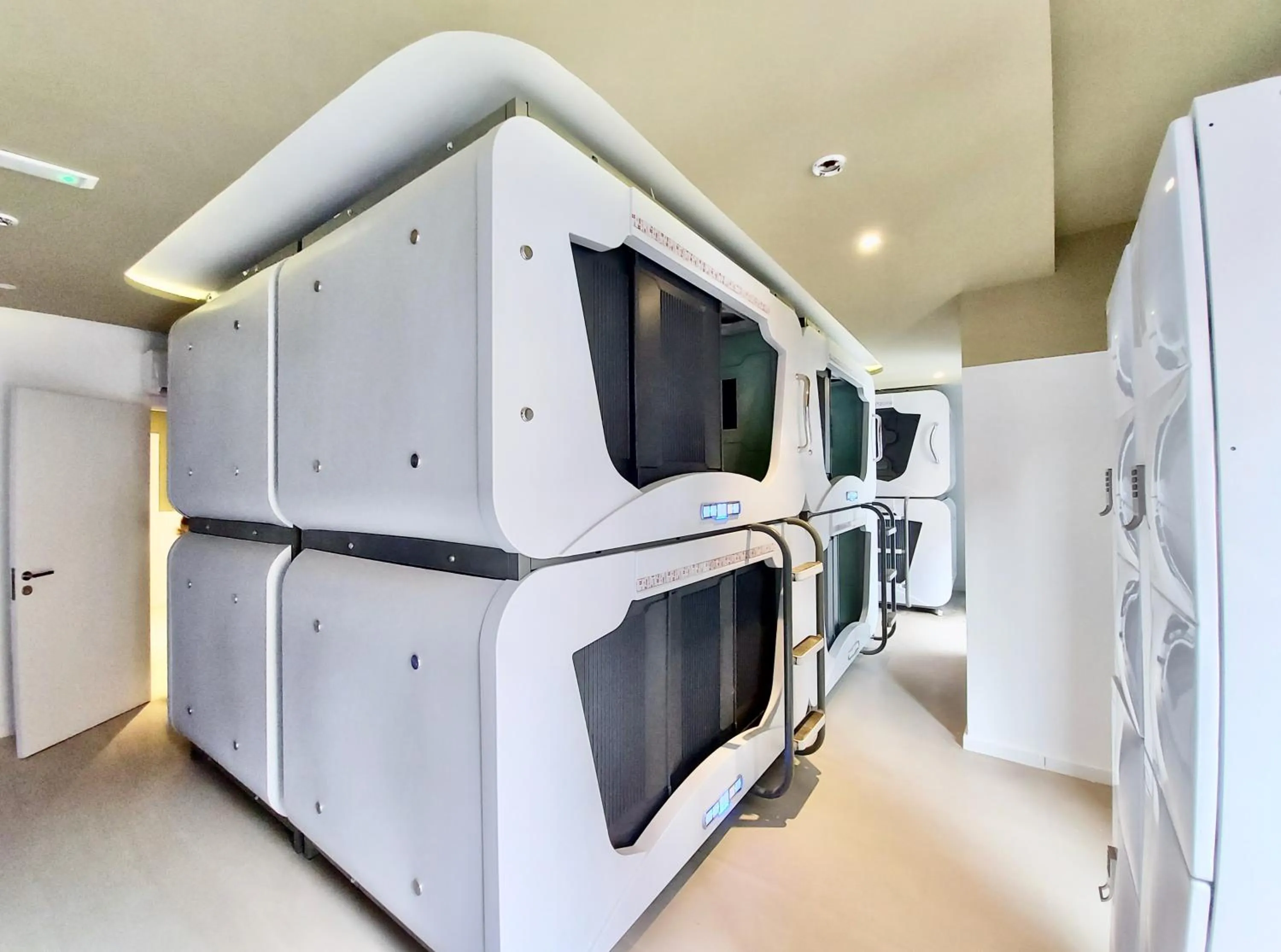 Restaurant/places to eat in Atypicap Capsule Hostel