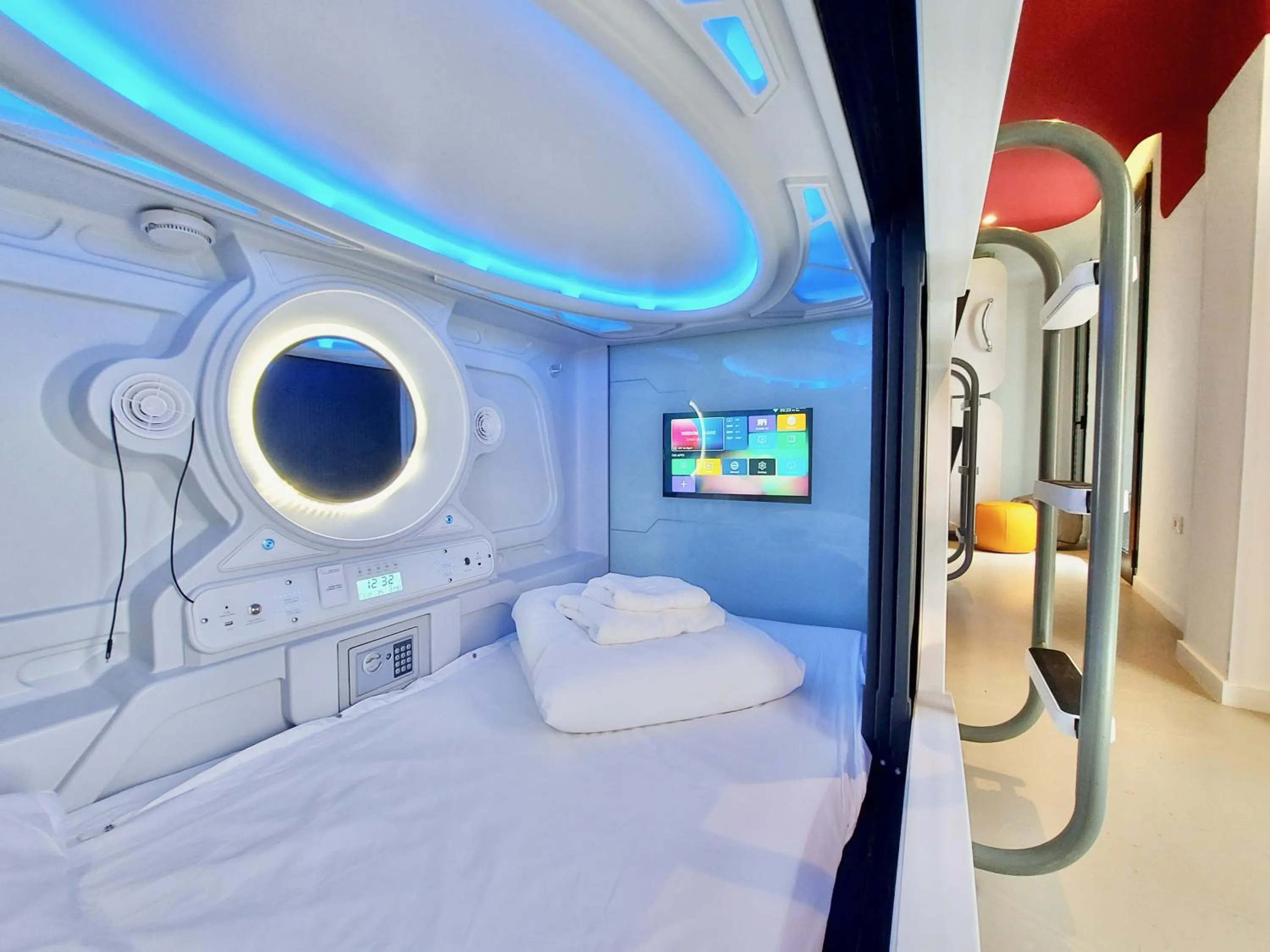 Restaurant/places to eat, Bed in Atypicap Capsule Hostel