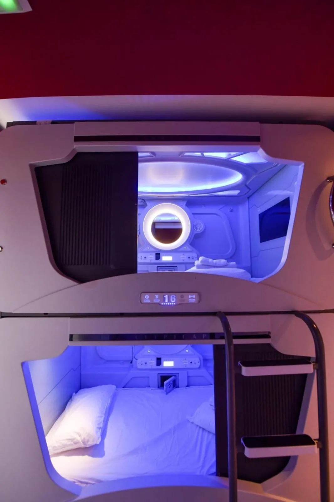 Restaurant/places to eat in Atypicap Capsule Hostel