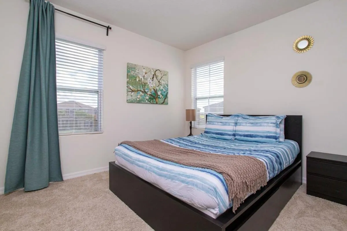 Bed in Gorgeous 5 Bd w/ Pool Close to Disney 6071