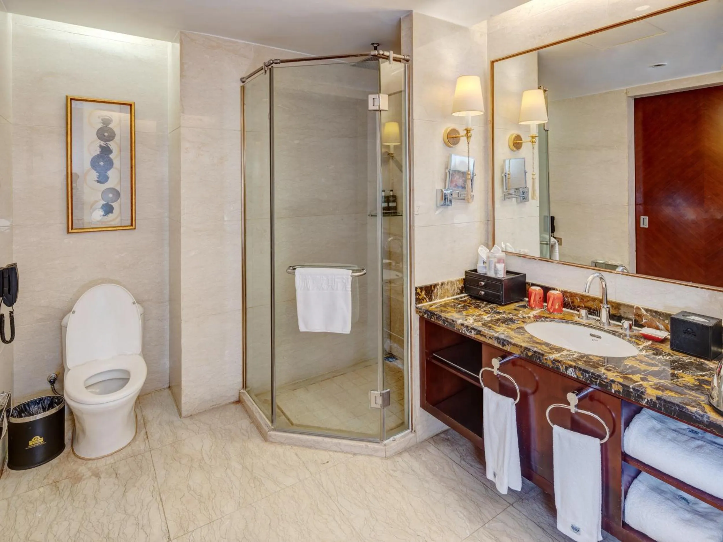 Shower in Days Hotel & Suites China Town