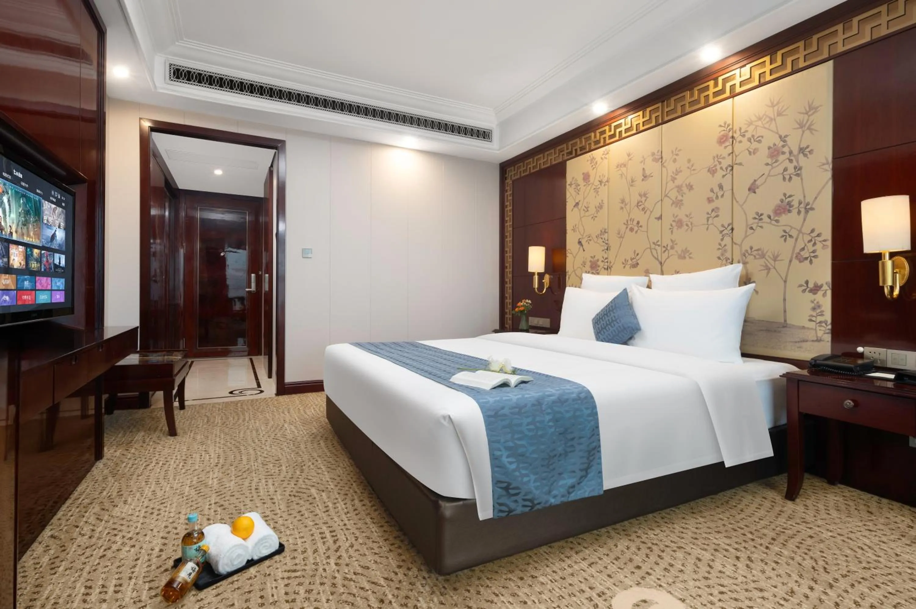 Bedroom, Bed in Days Hotel & Suites China Town