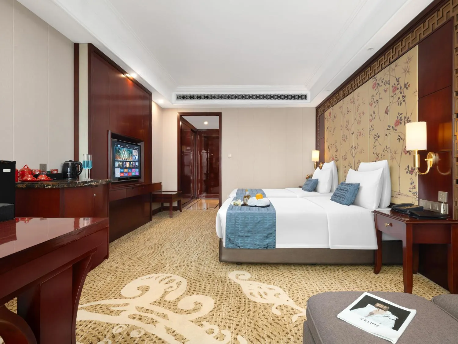 Bedroom, Bed in Days Hotel & Suites China Town