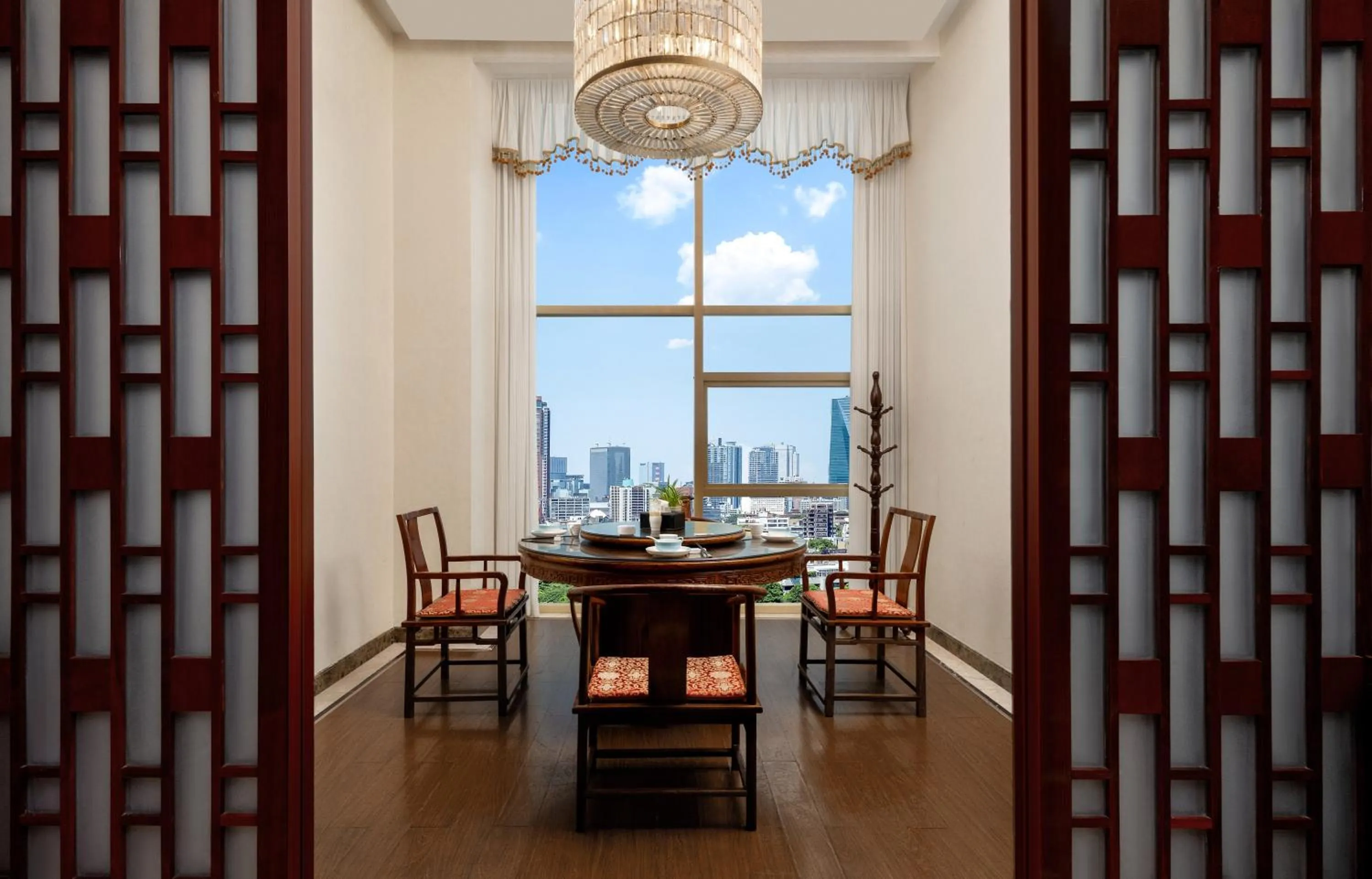 Restaurant/places to eat in Days Hotel & Suites China Town