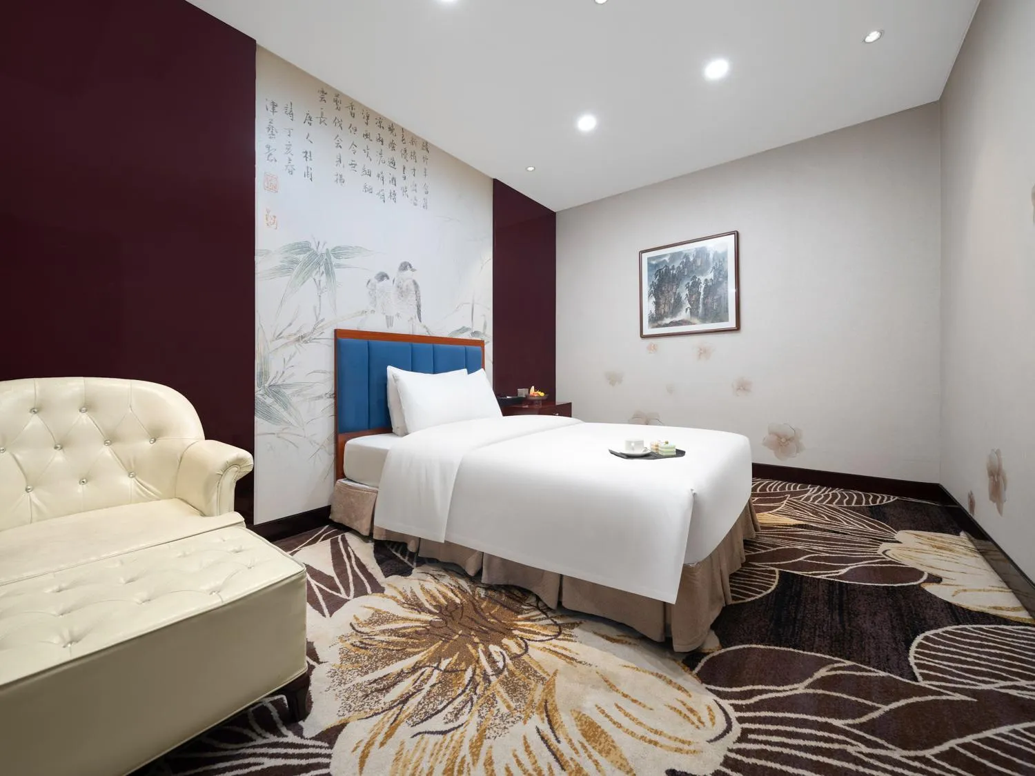 Bedroom, Bed in Days Hotel & Suites China Town