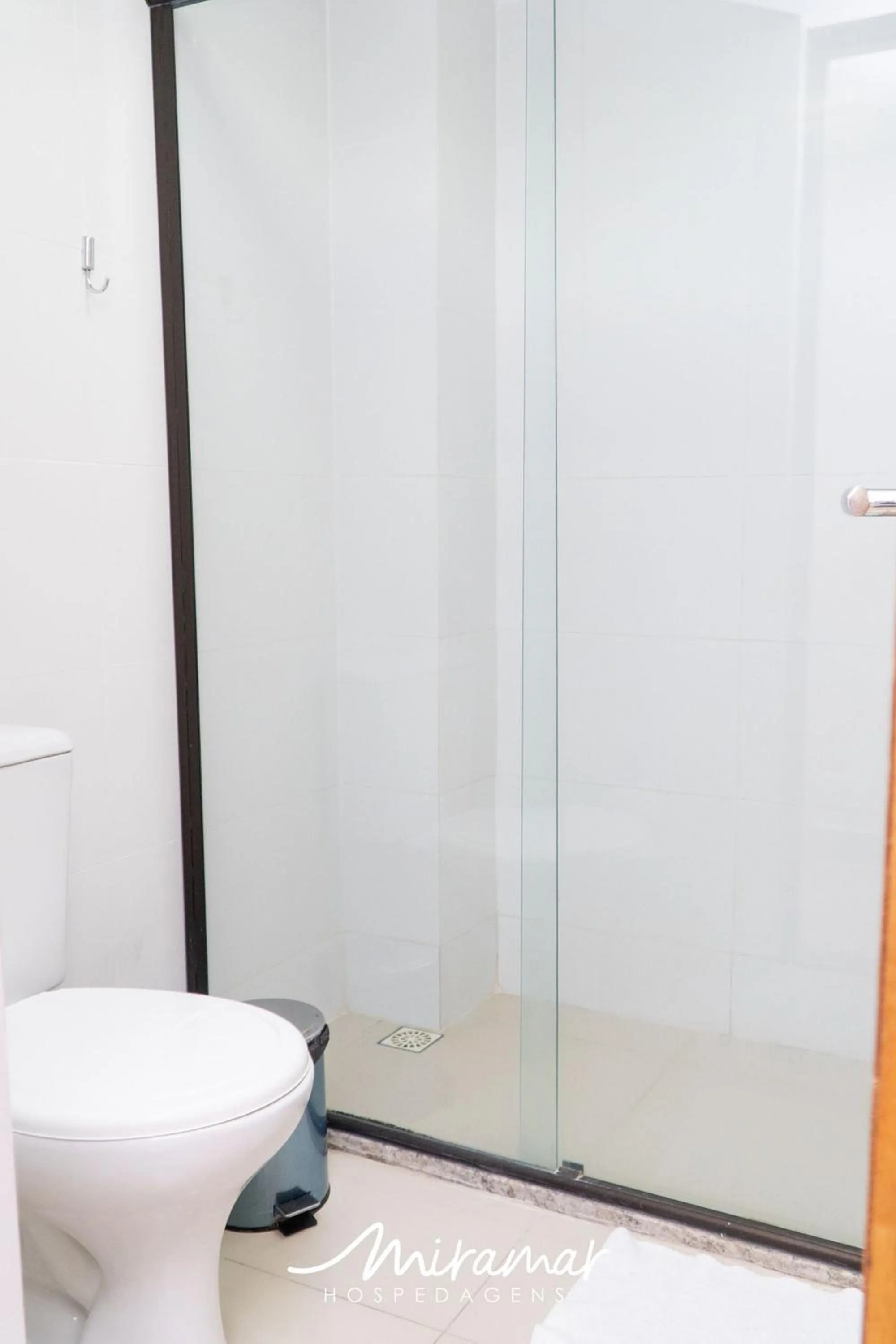 Toilet in Gold Flat - Miramar Hospedagens