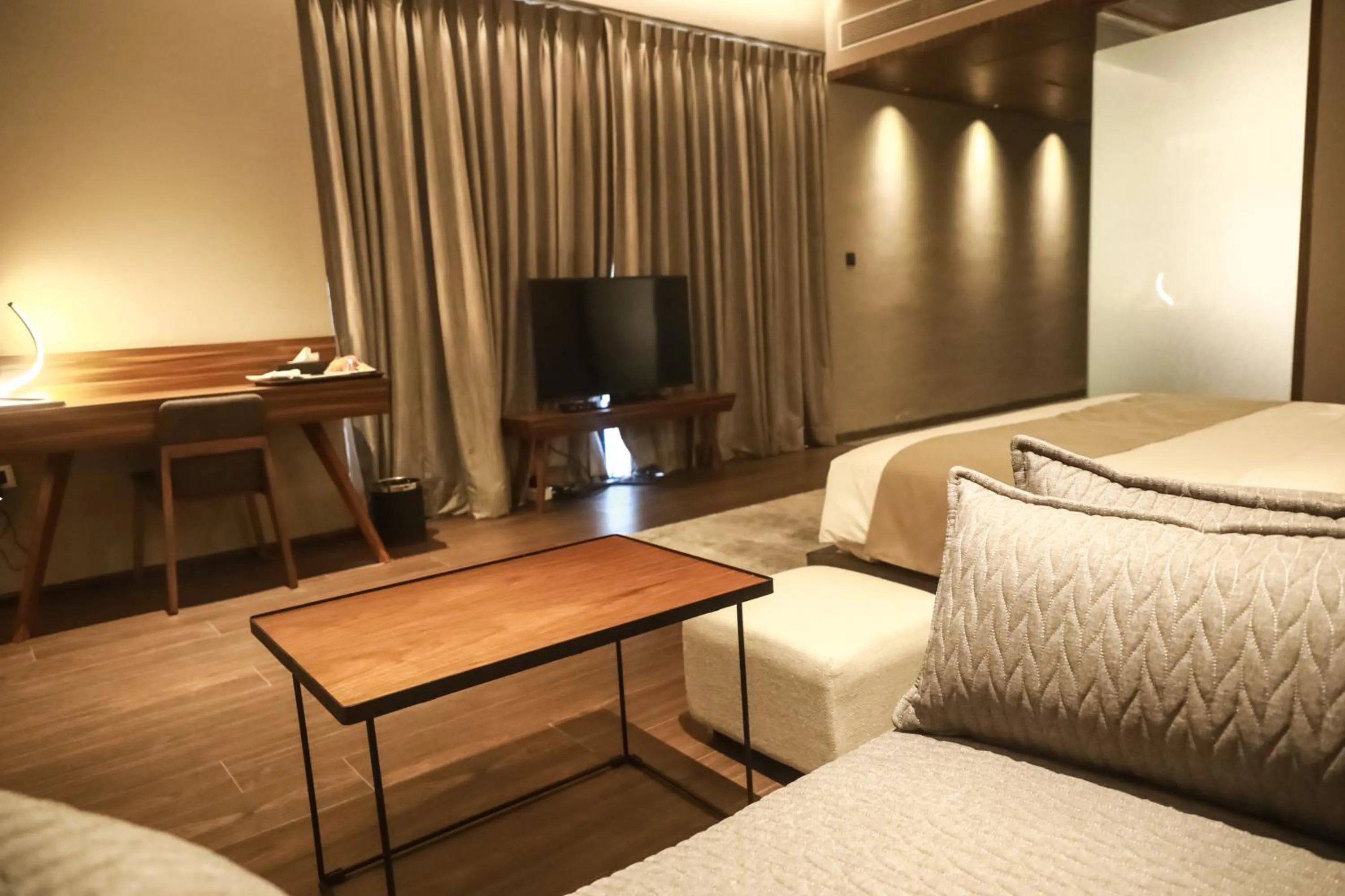 hair dresser, Bed in Aria Resort & Spa