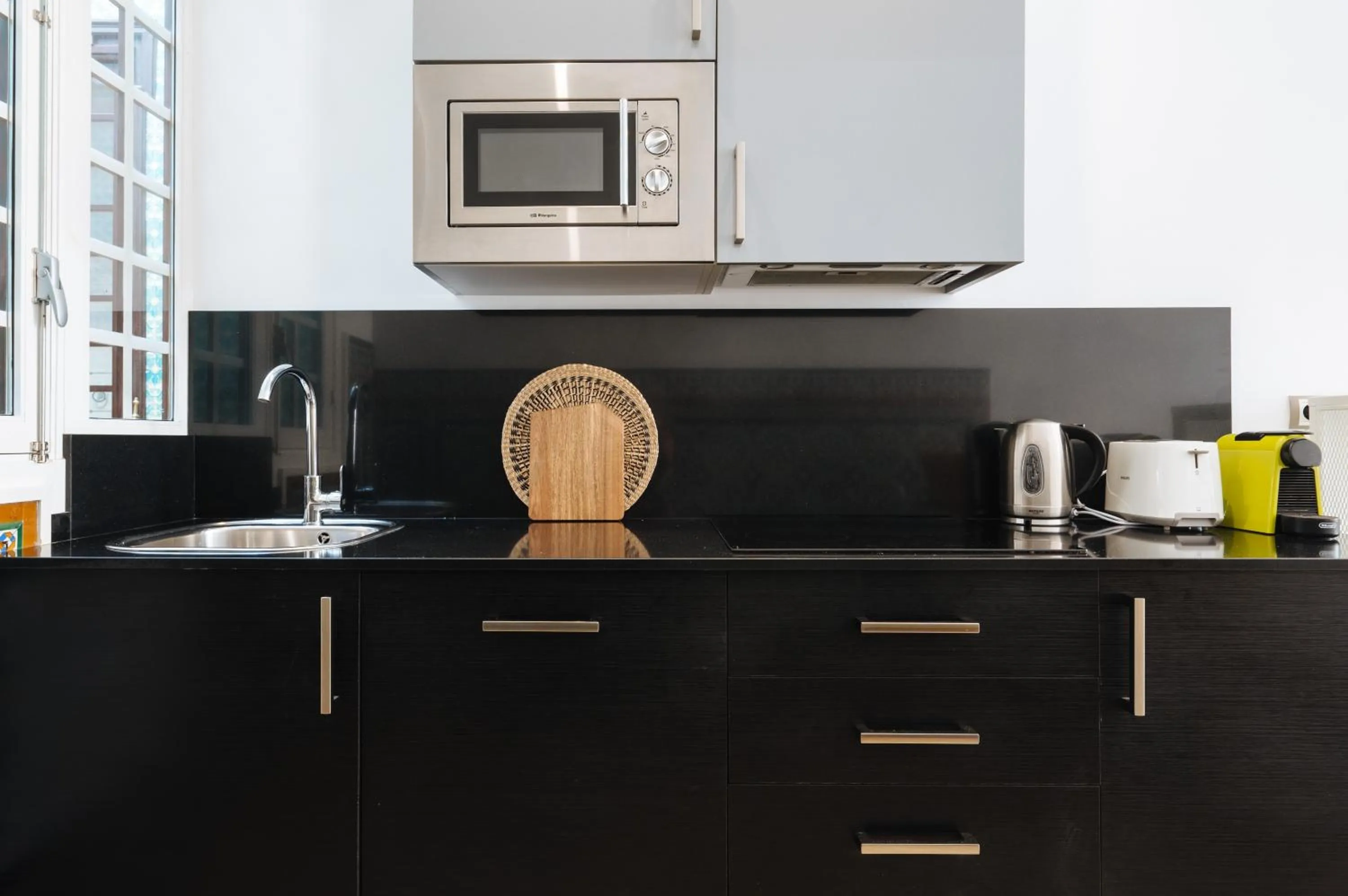 Kitchen or kitchenette in Apartamentos "El Escondite de Triana"