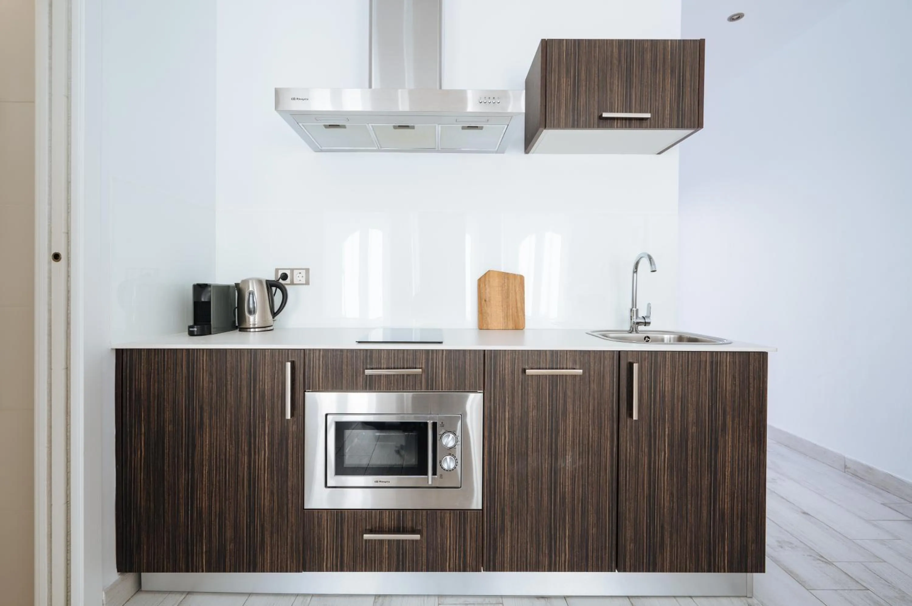 Kitchen or kitchenette in Apartamentos "El Escondite de Triana"