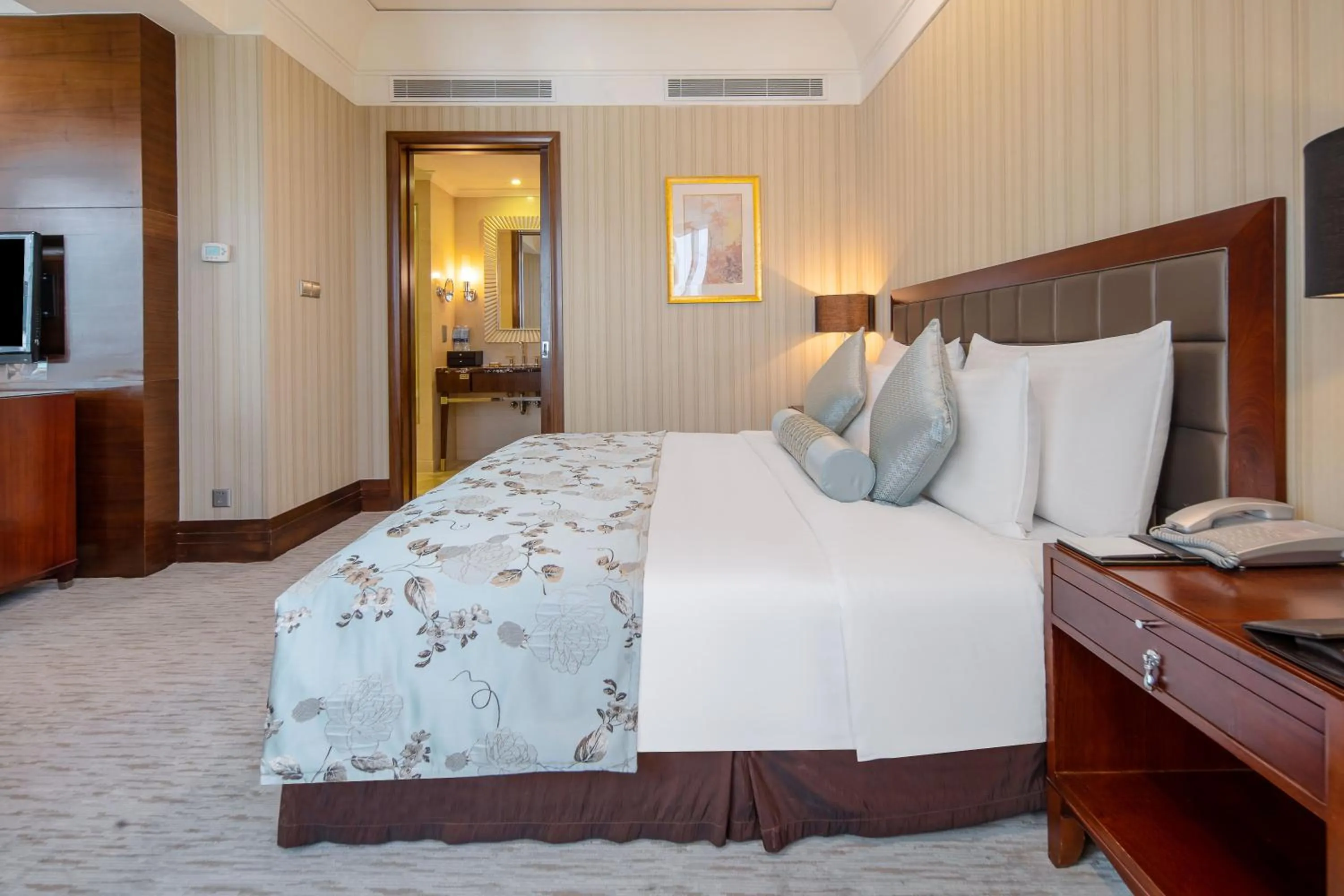 Photo of the whole room, Bed in Wuhan Jin Jiang International Hotel