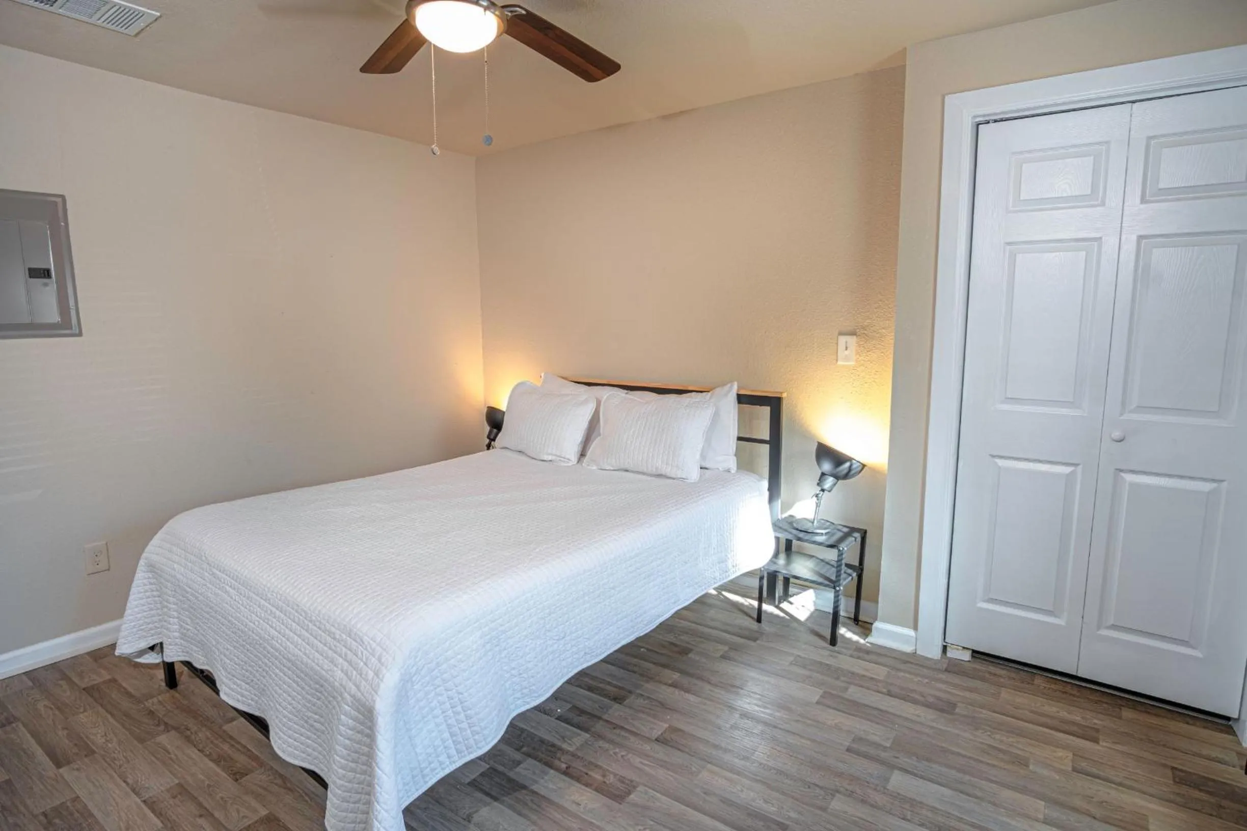 Bed in Nice 3B 2BA Near Downtown 2 Min AtandT Center