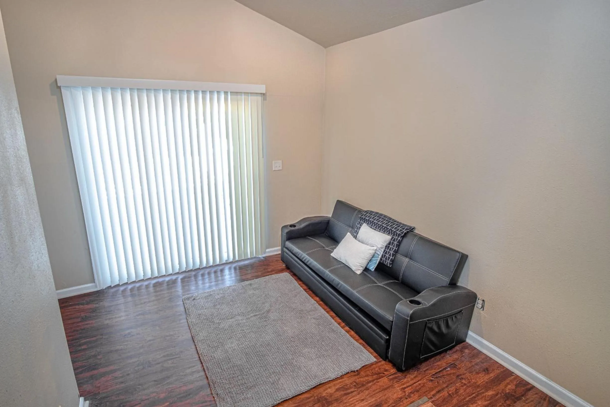 Seating area in Nice 3B 2BA Near Downtown 2 Min AtandT Center