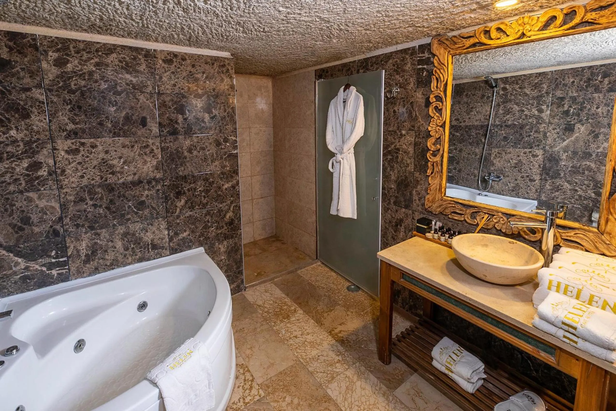 Bathroom in Helen Cave Suites