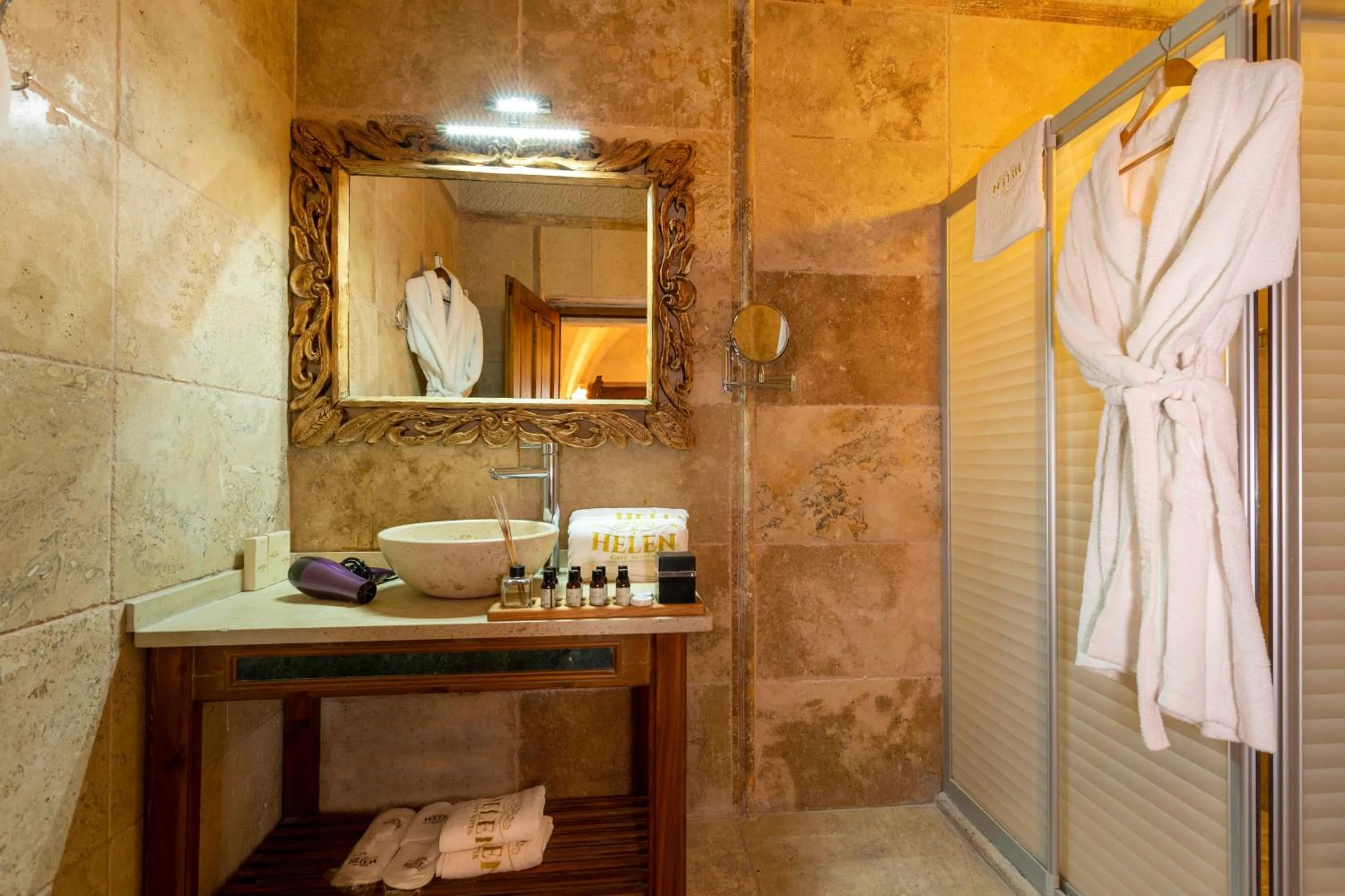 Bathroom in Helen Cave Suites