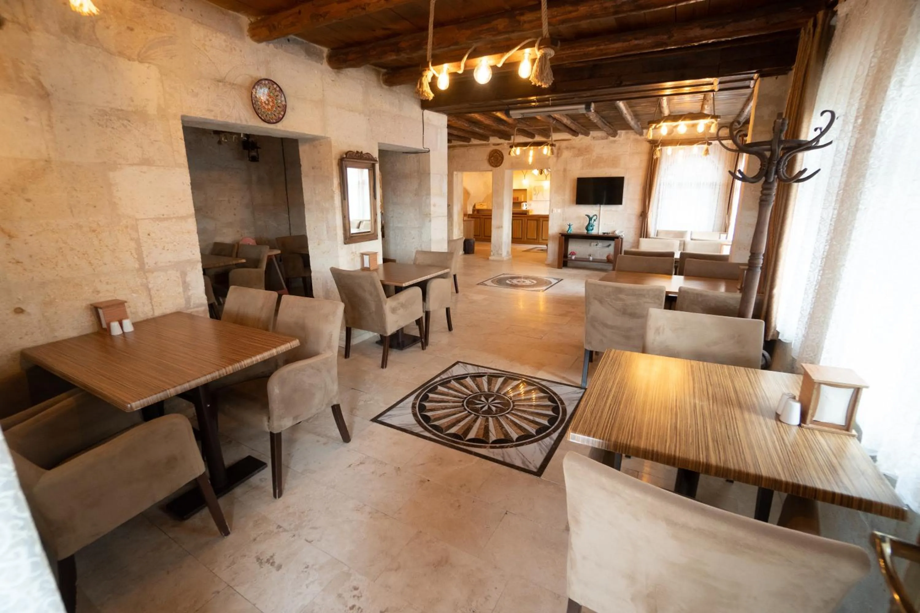 Restaurant/places to eat in Helen Cave Suites