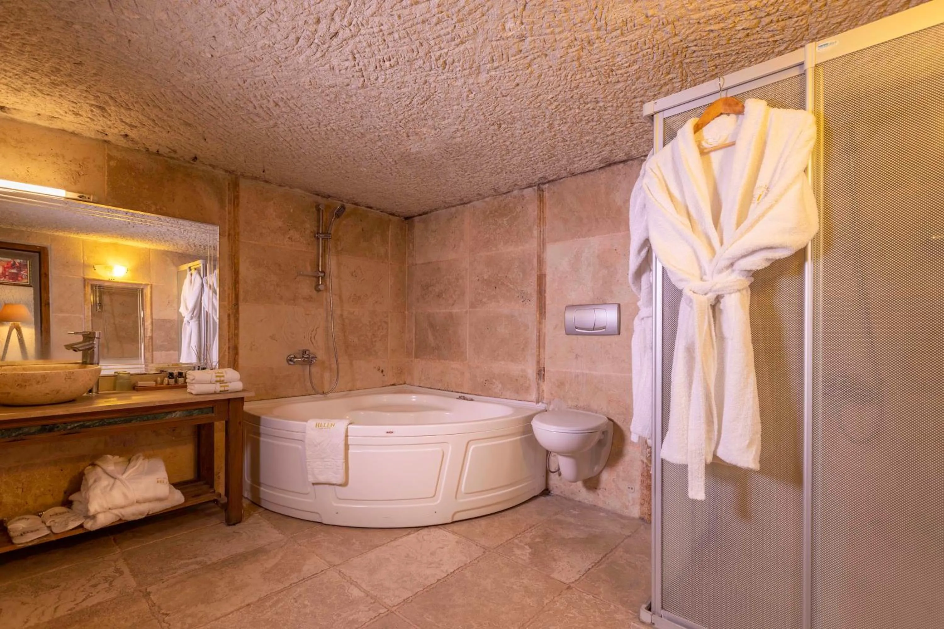 Bathroom in Helen Cave Suites