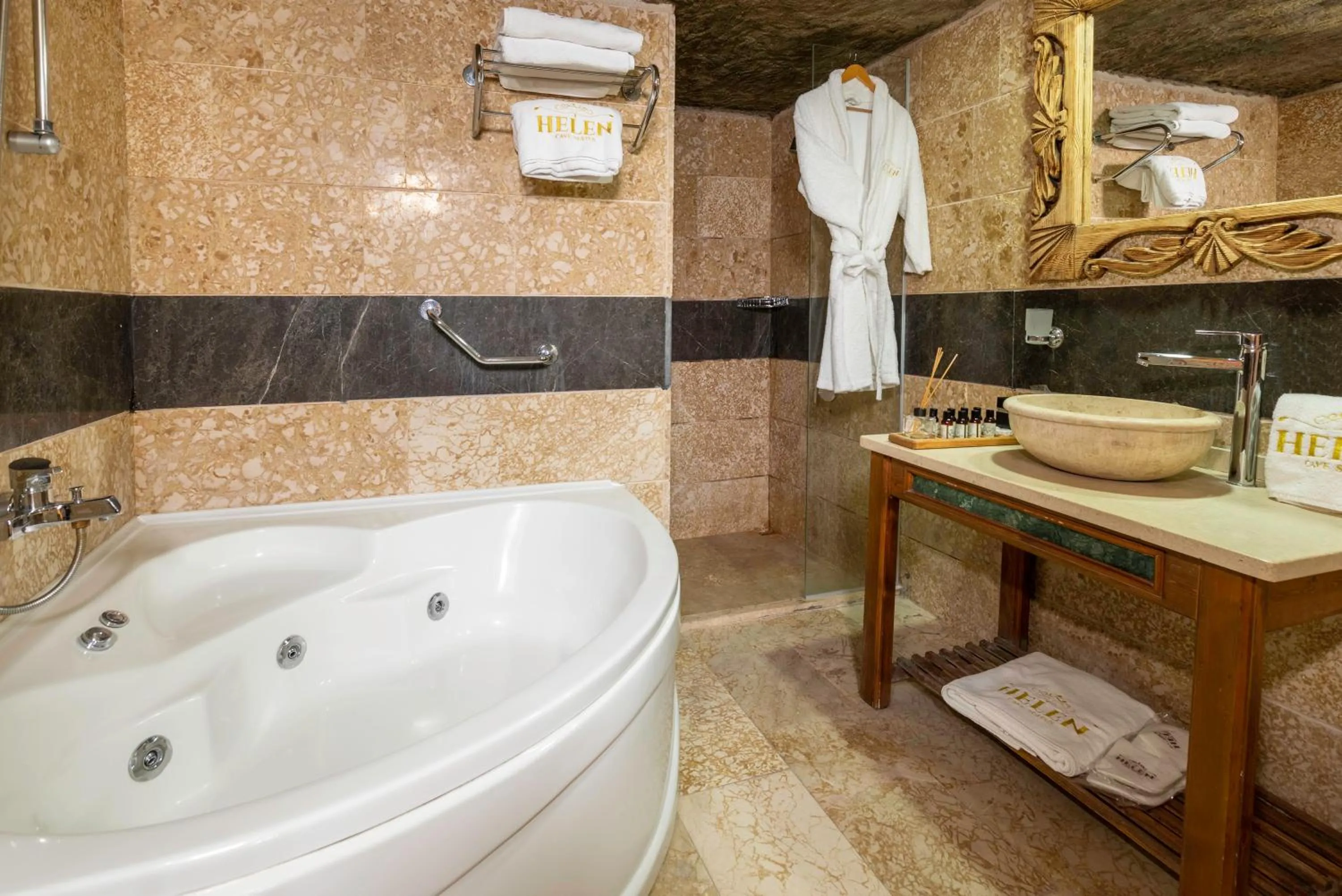 Bathroom in Helen Cave Suites