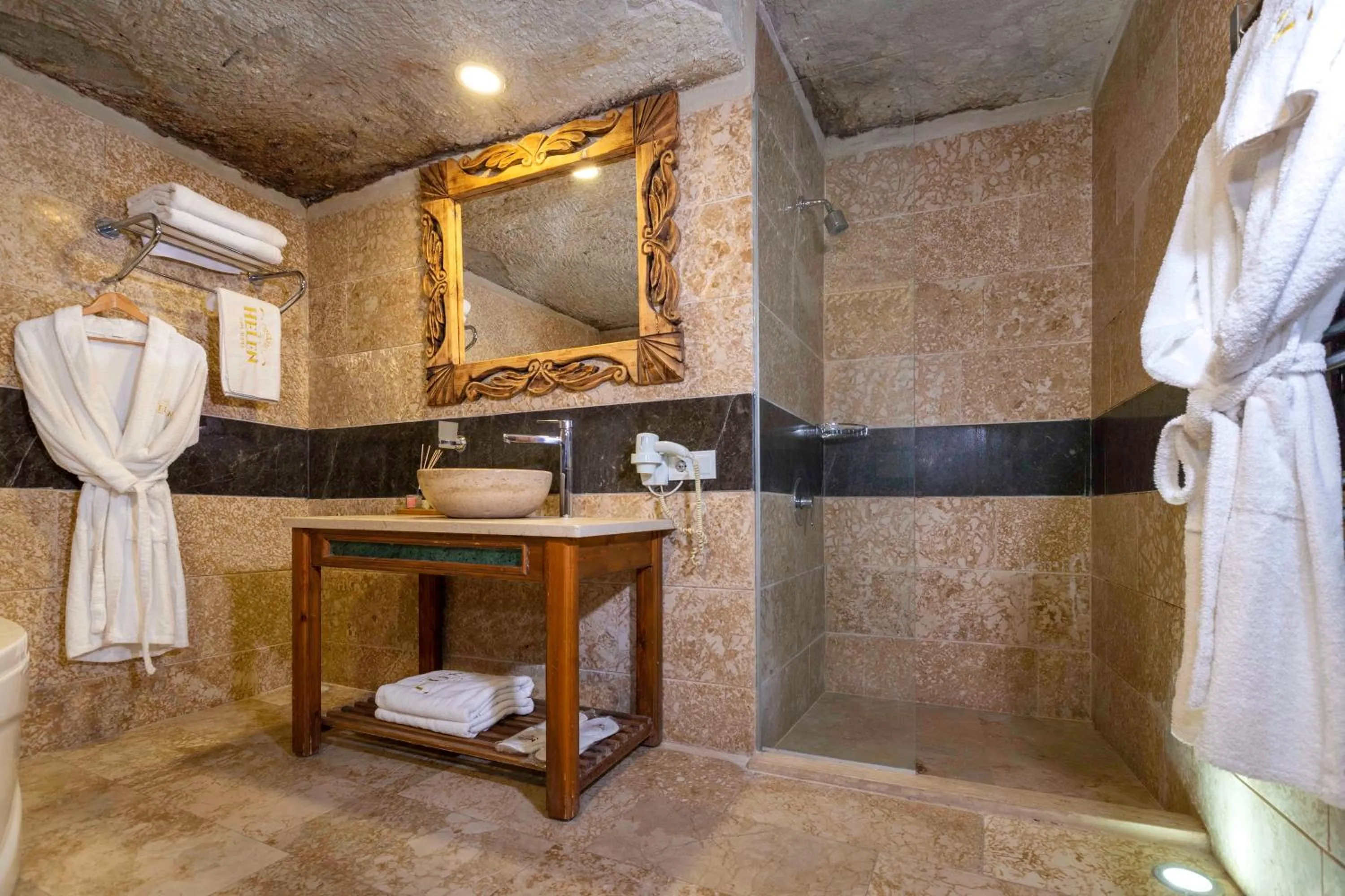 Bathroom in Helen Cave Suites