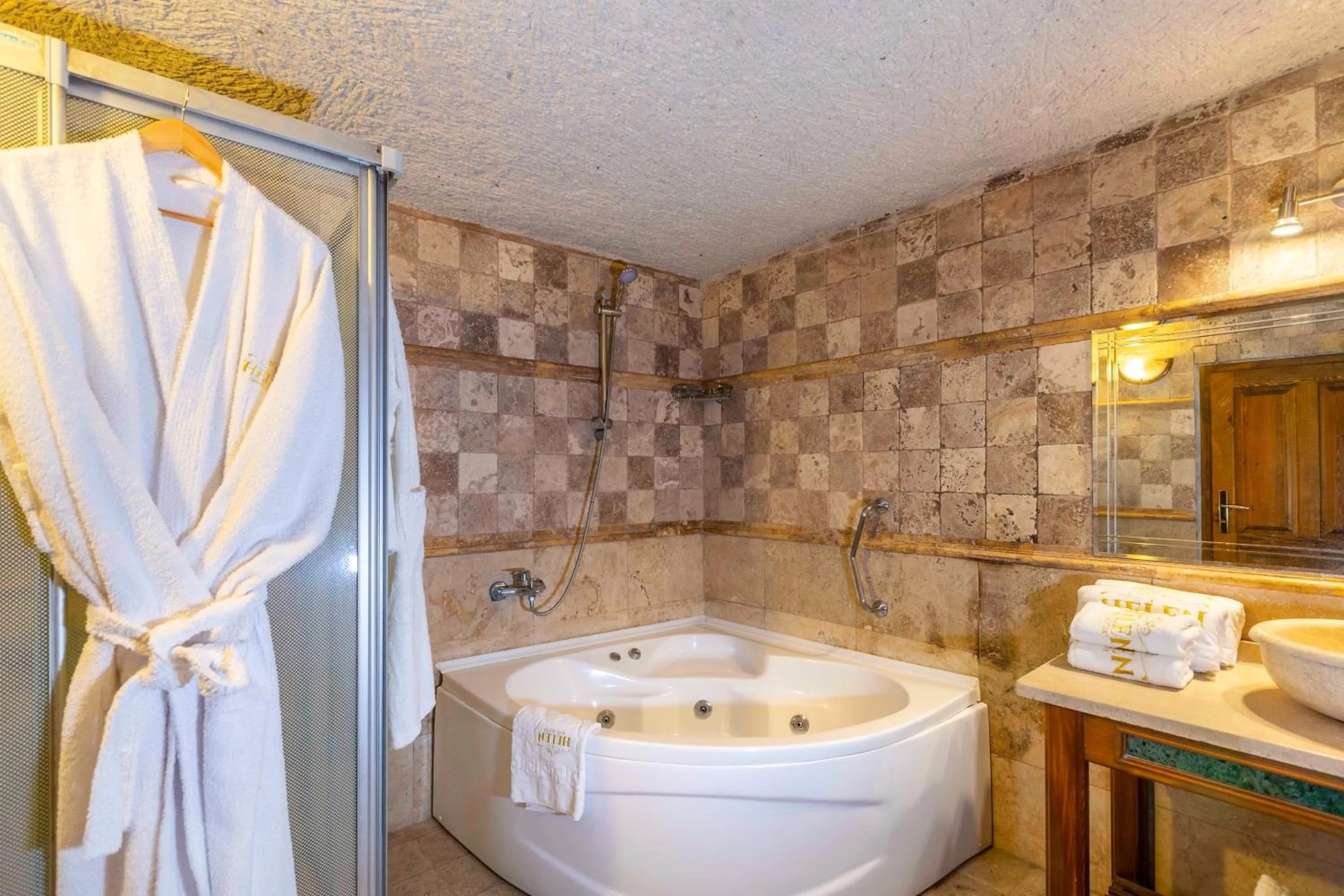 Bathroom in Helen Cave Suites