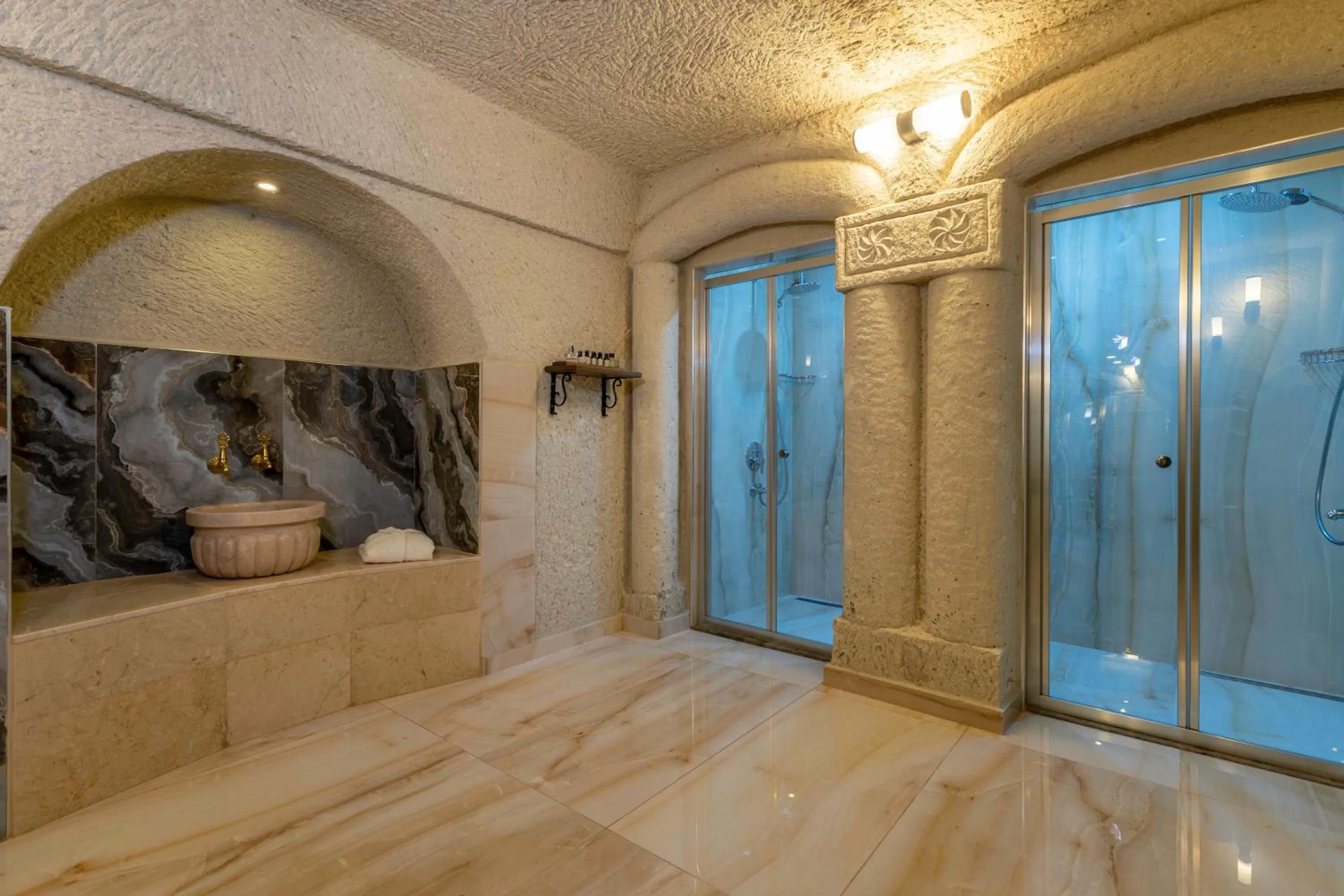 Bathroom in Helen Cave Suites