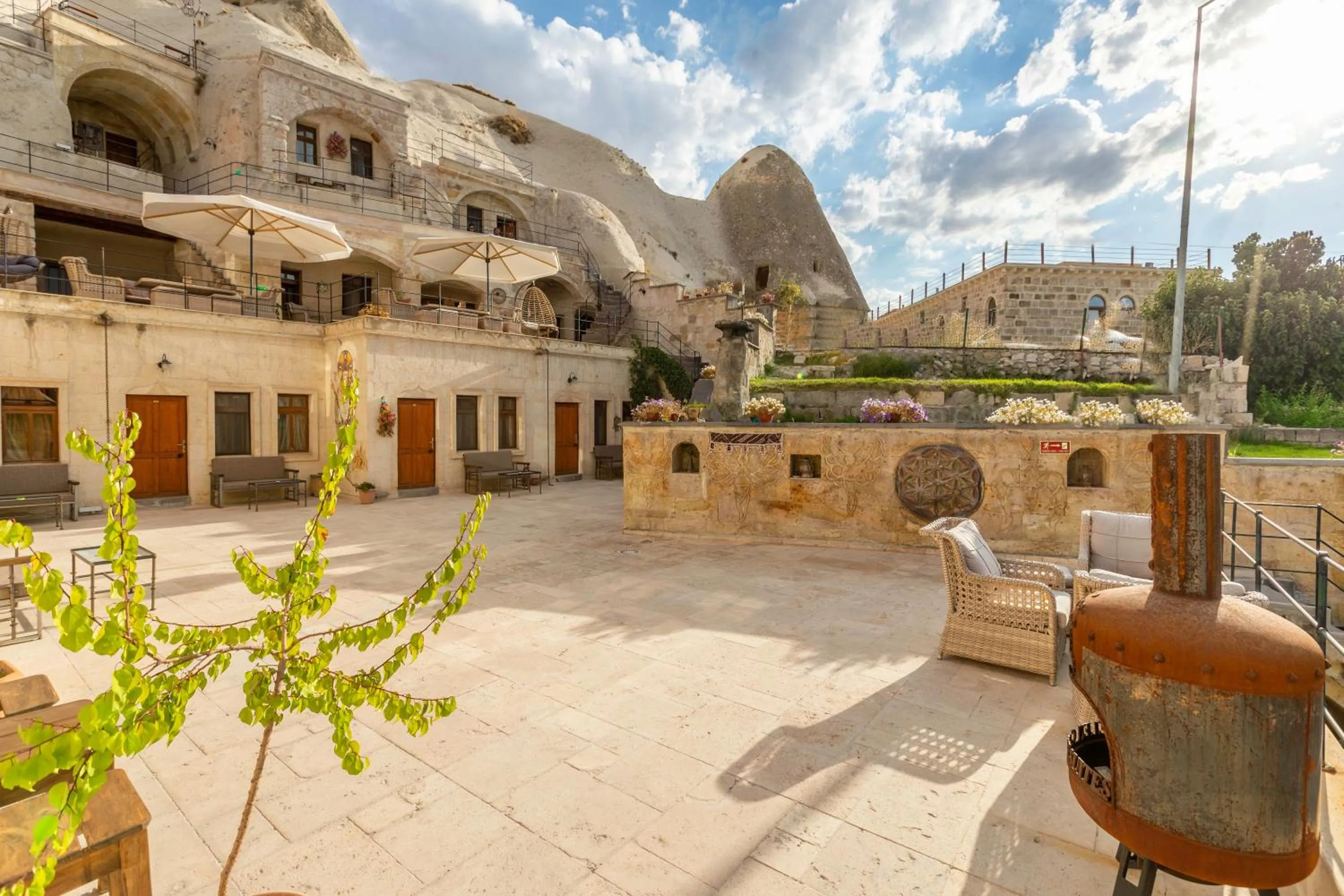 Property building in Helen Cave Suites