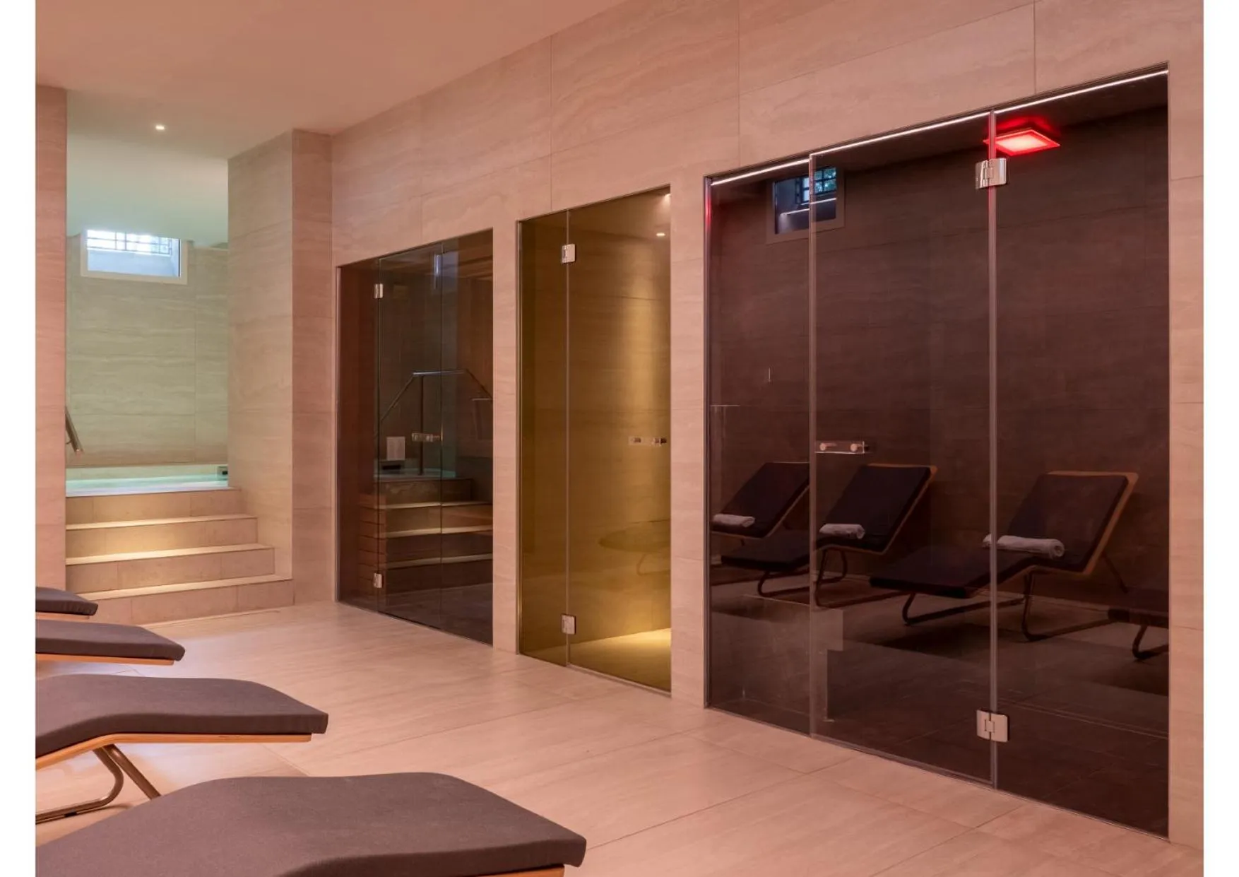 Hot Tub in Boutique Hotel Villa Monty Banks