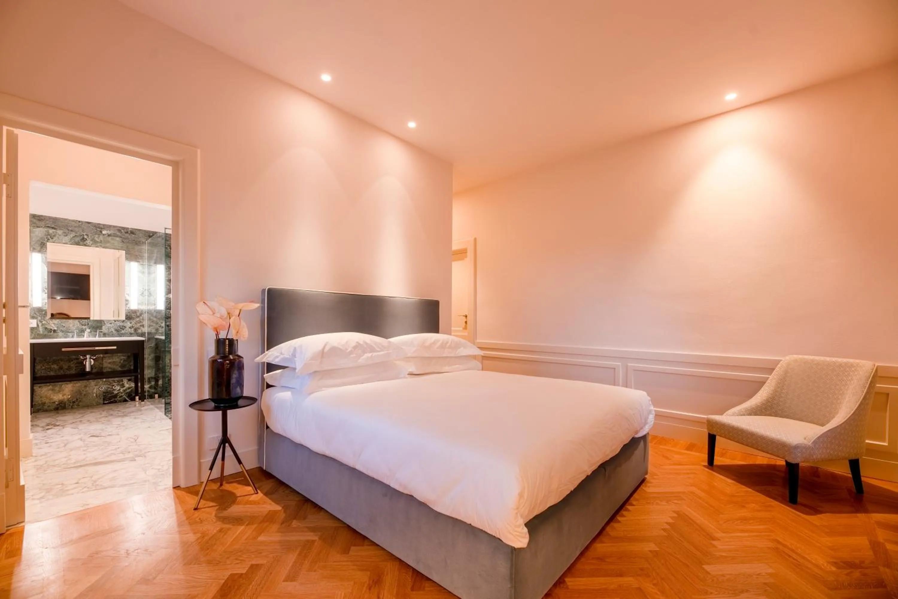 Bathroom, Bed in Boutique Hotel Villa Monty Banks