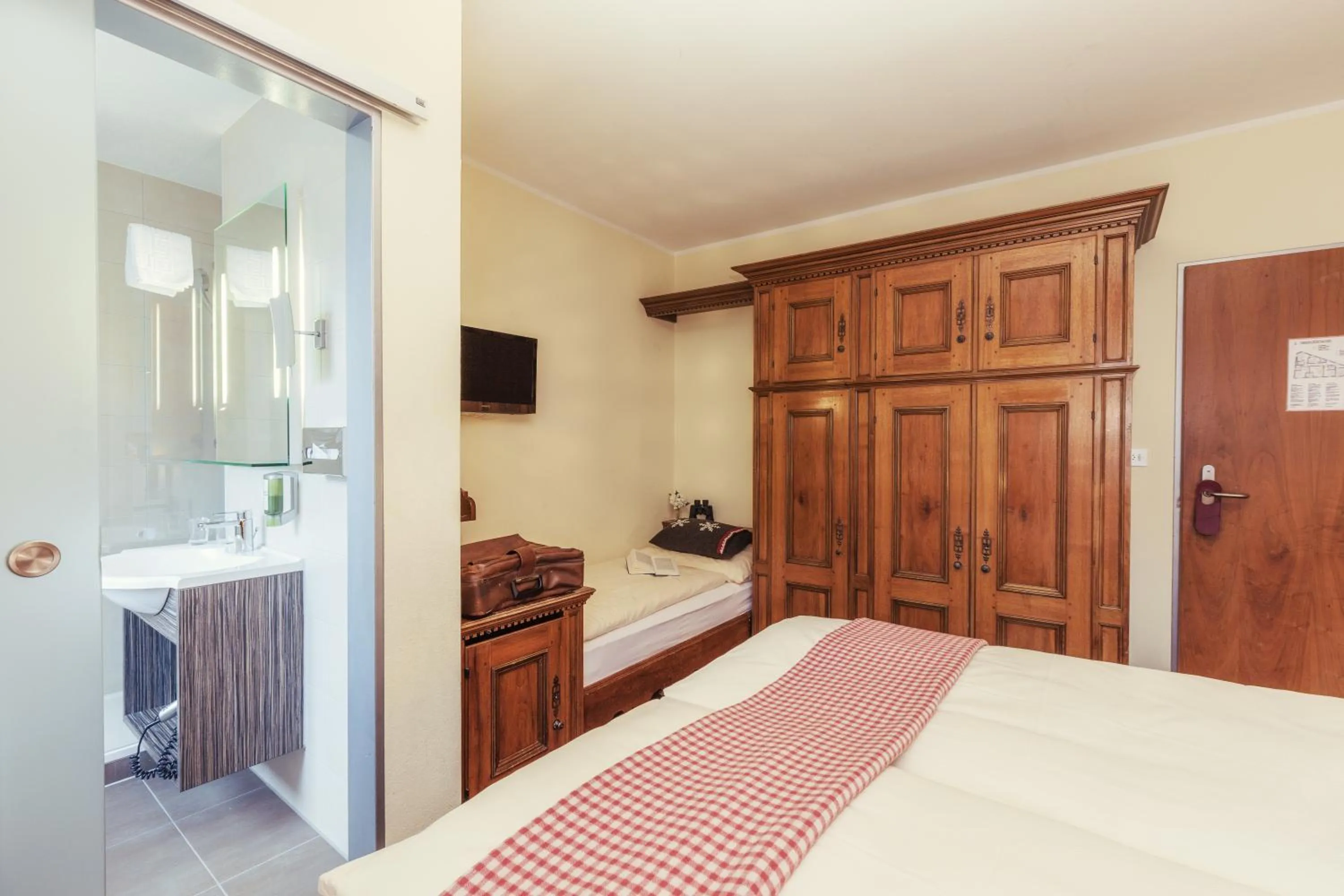 Photo of the whole room, Bed in Le Petit CHARME-INN