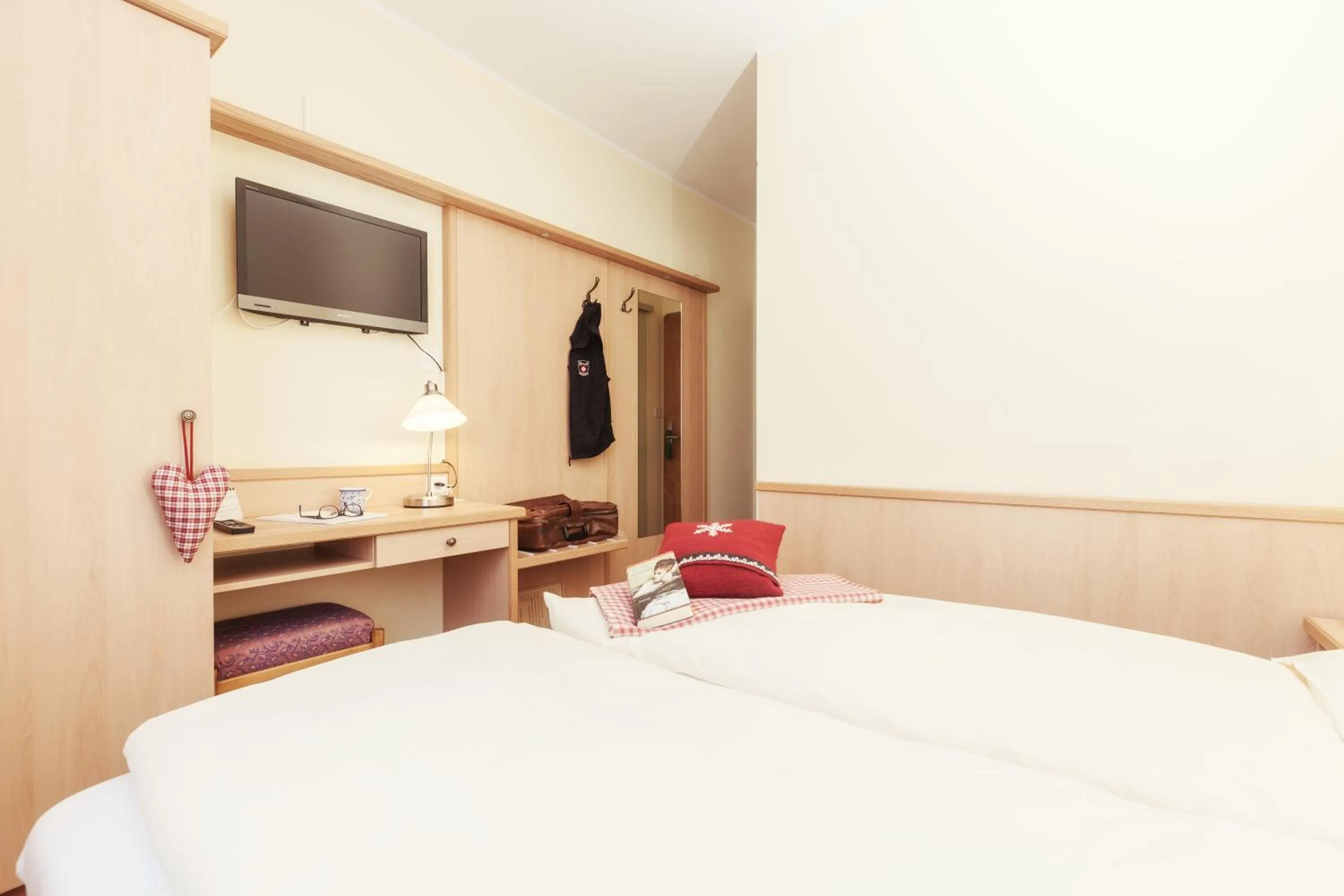 Photo of the whole room, Bed in Le Petit CHARME-INN