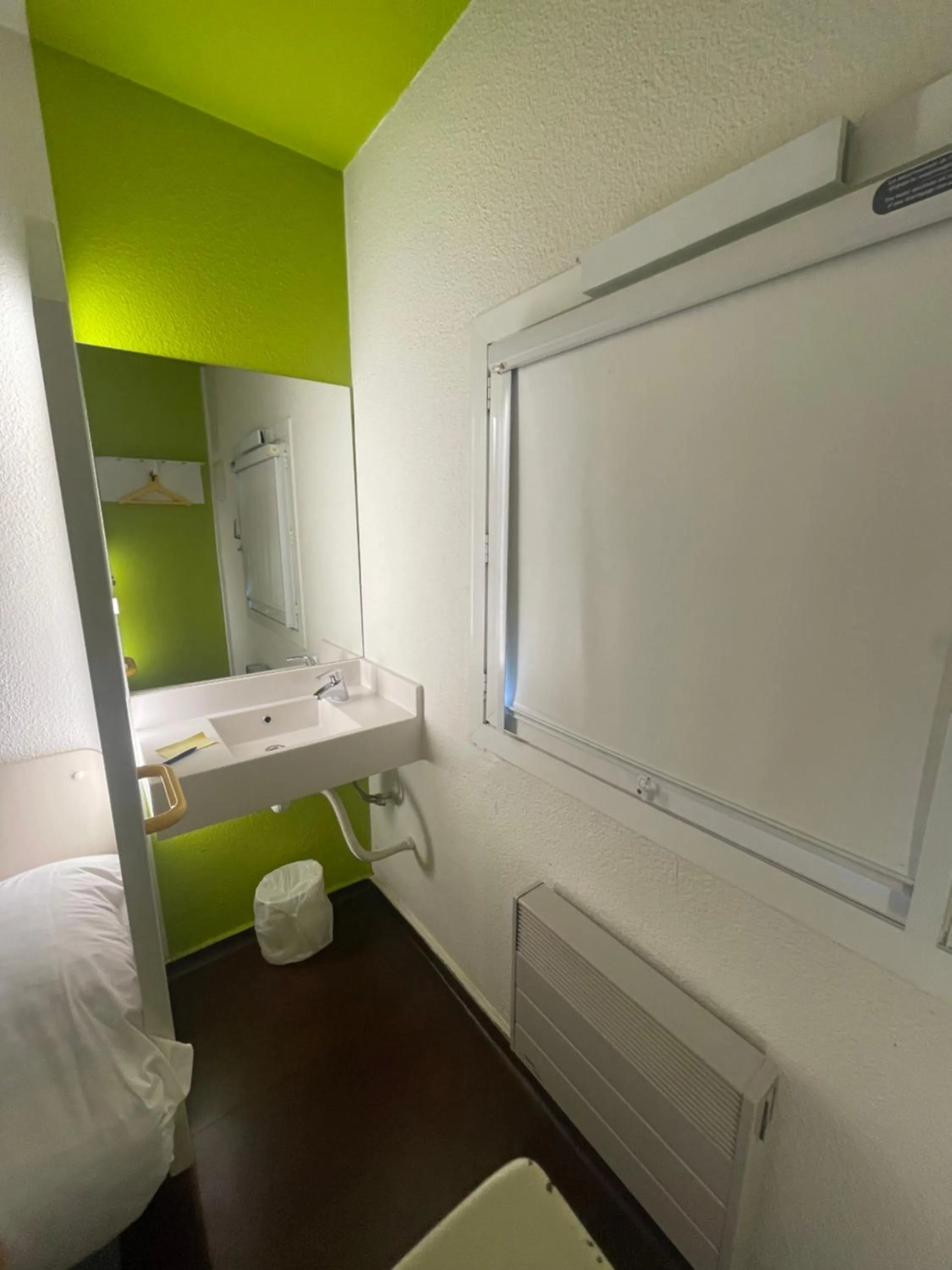 Bed in Unisotel Bollène A7 Ex-Hotel F1