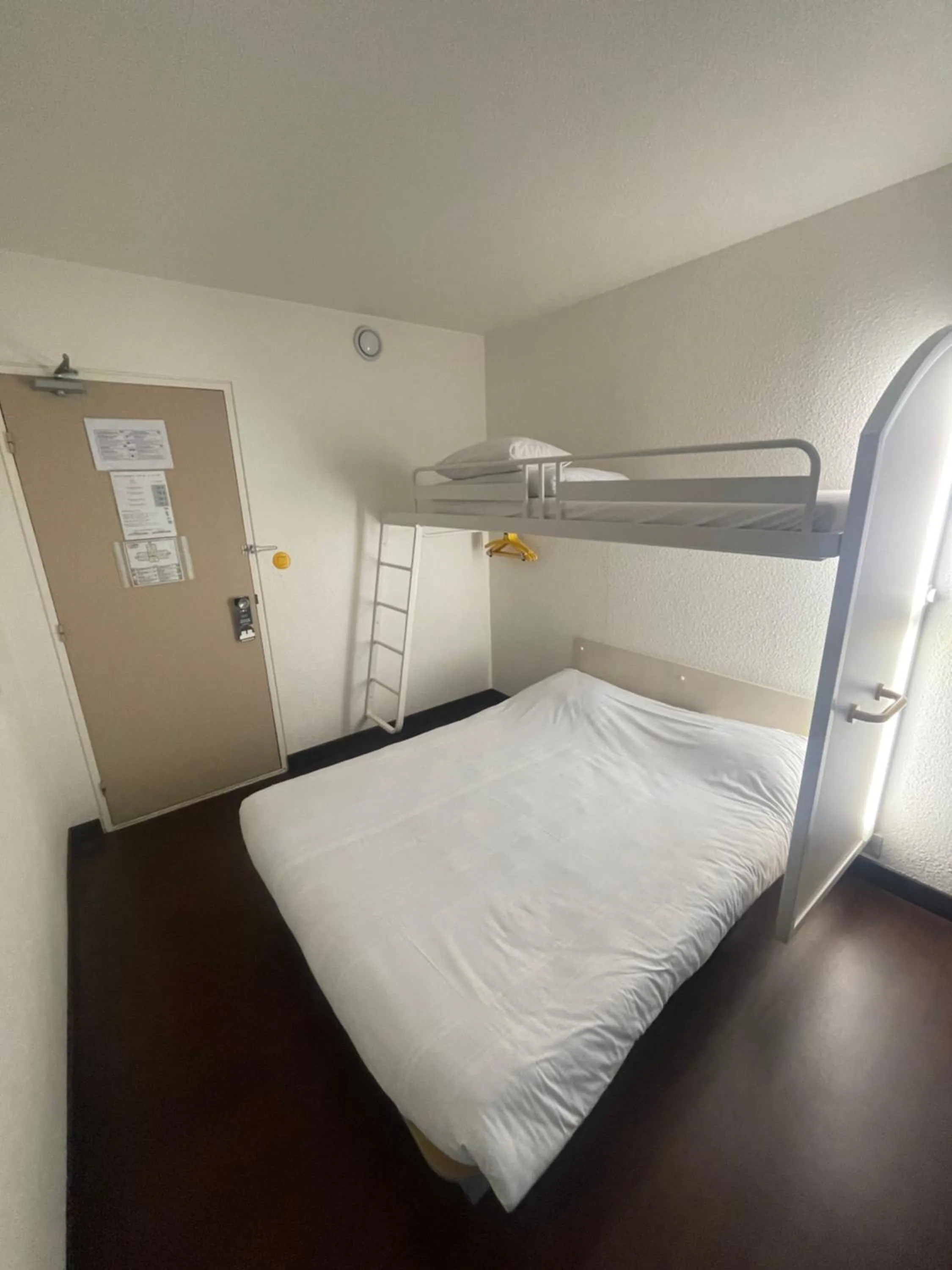 Bed in Unisotel Bollène A7 Ex-Hotel F1