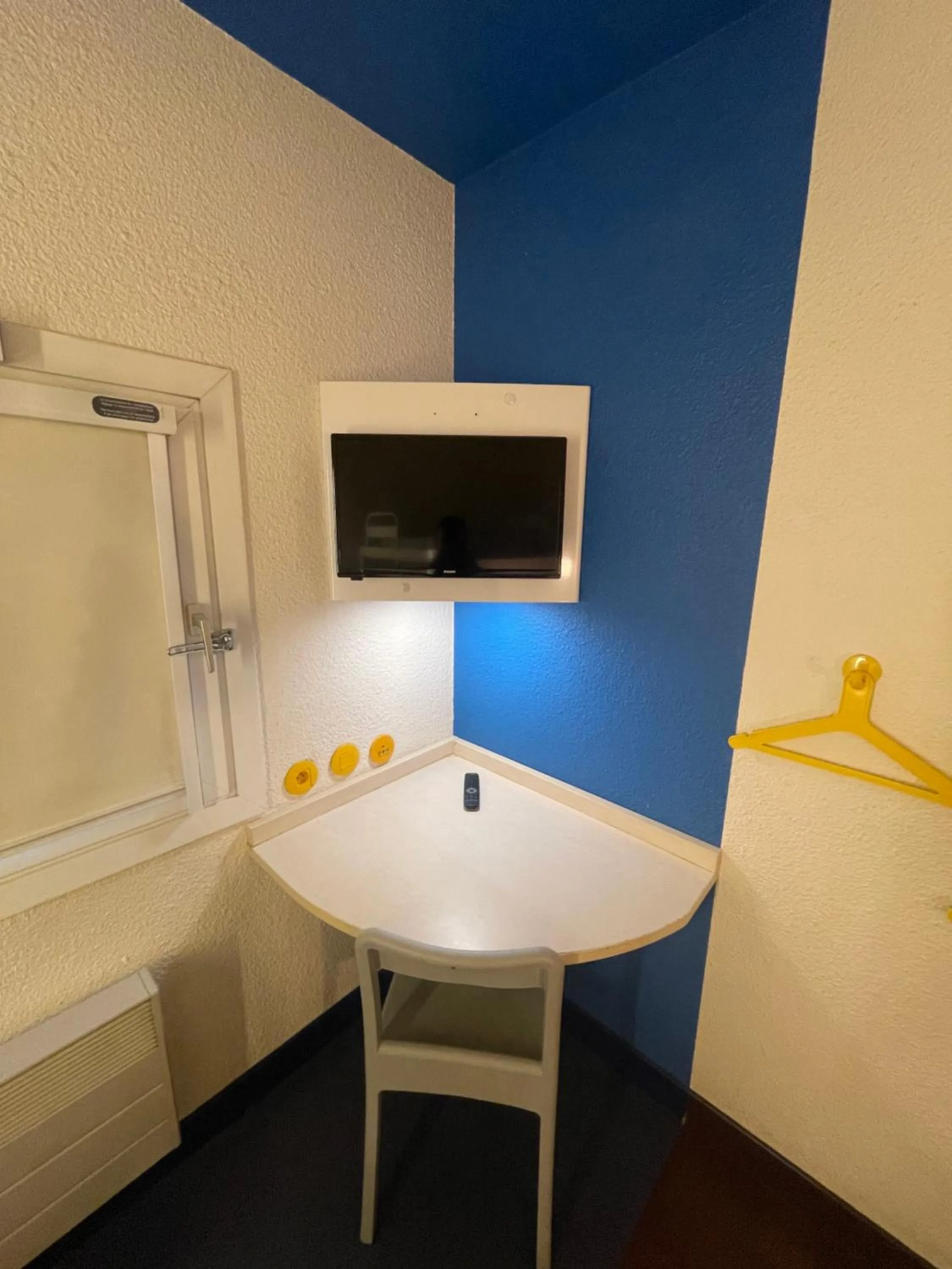 TV and multimedia in Unisotel Bollène A7 Ex-Hotel F1