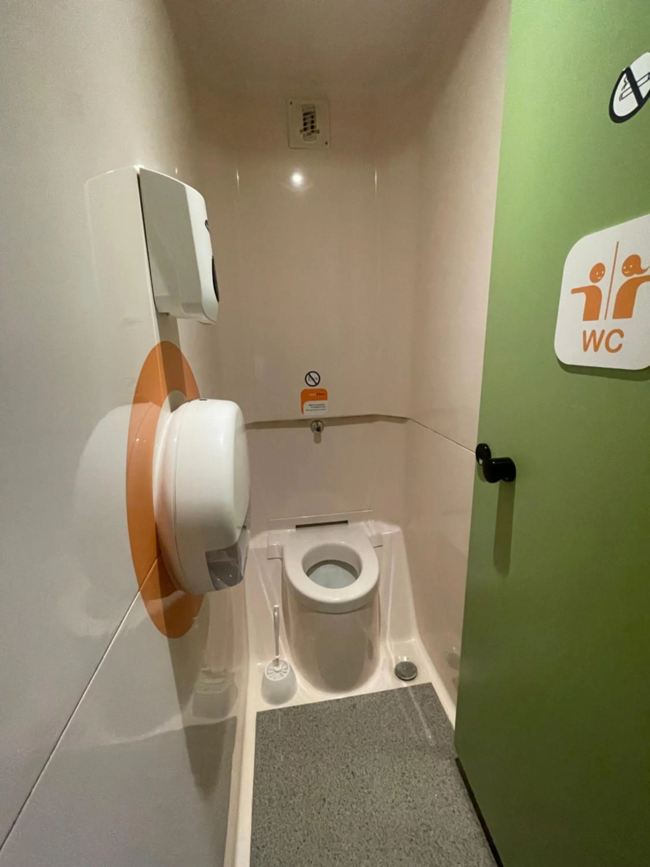 Toilet in Unisotel Bollène A7 Ex-Hotel F1