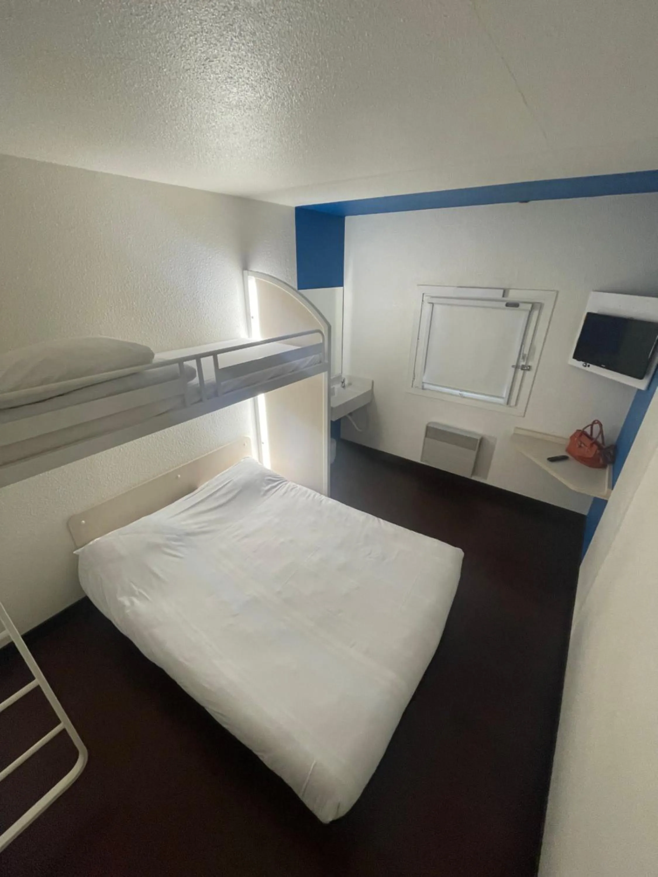 Bedroom, Bed in Unisotel Bollène A7 Ex-Hotel F1