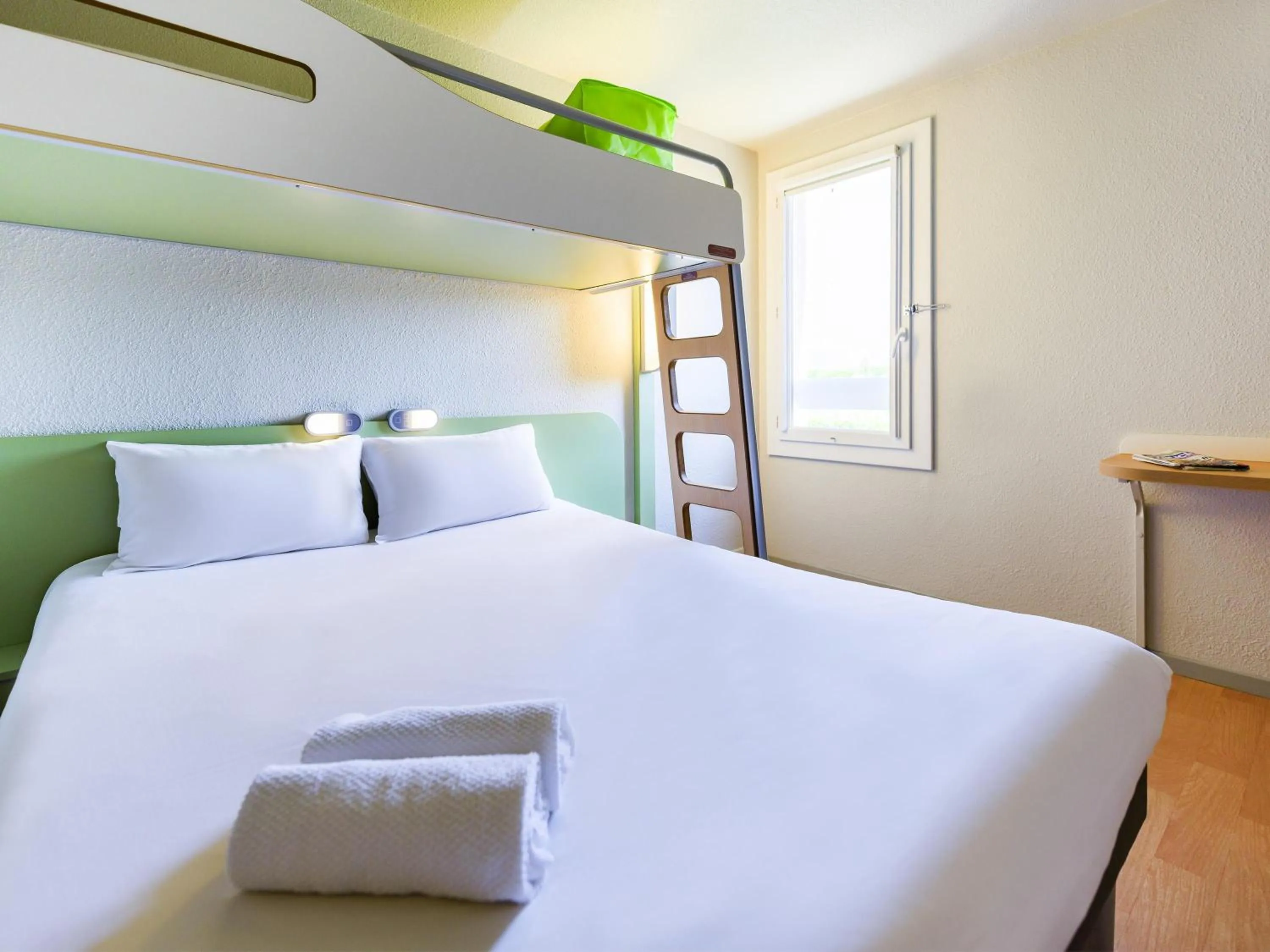Bedroom, Bed in Ibis Budget Bollene