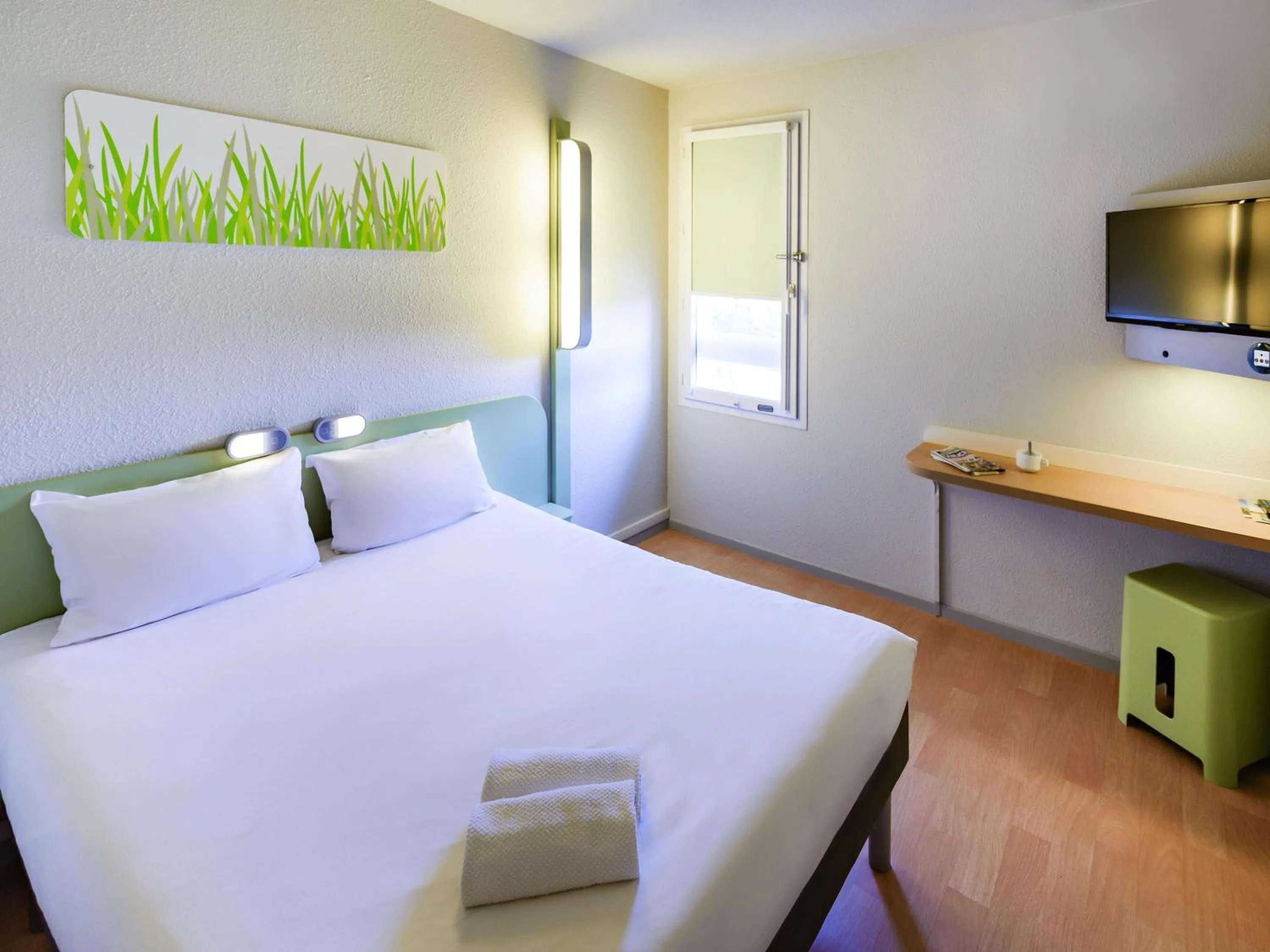 Bedroom, Bed in Ibis Budget Bollene
