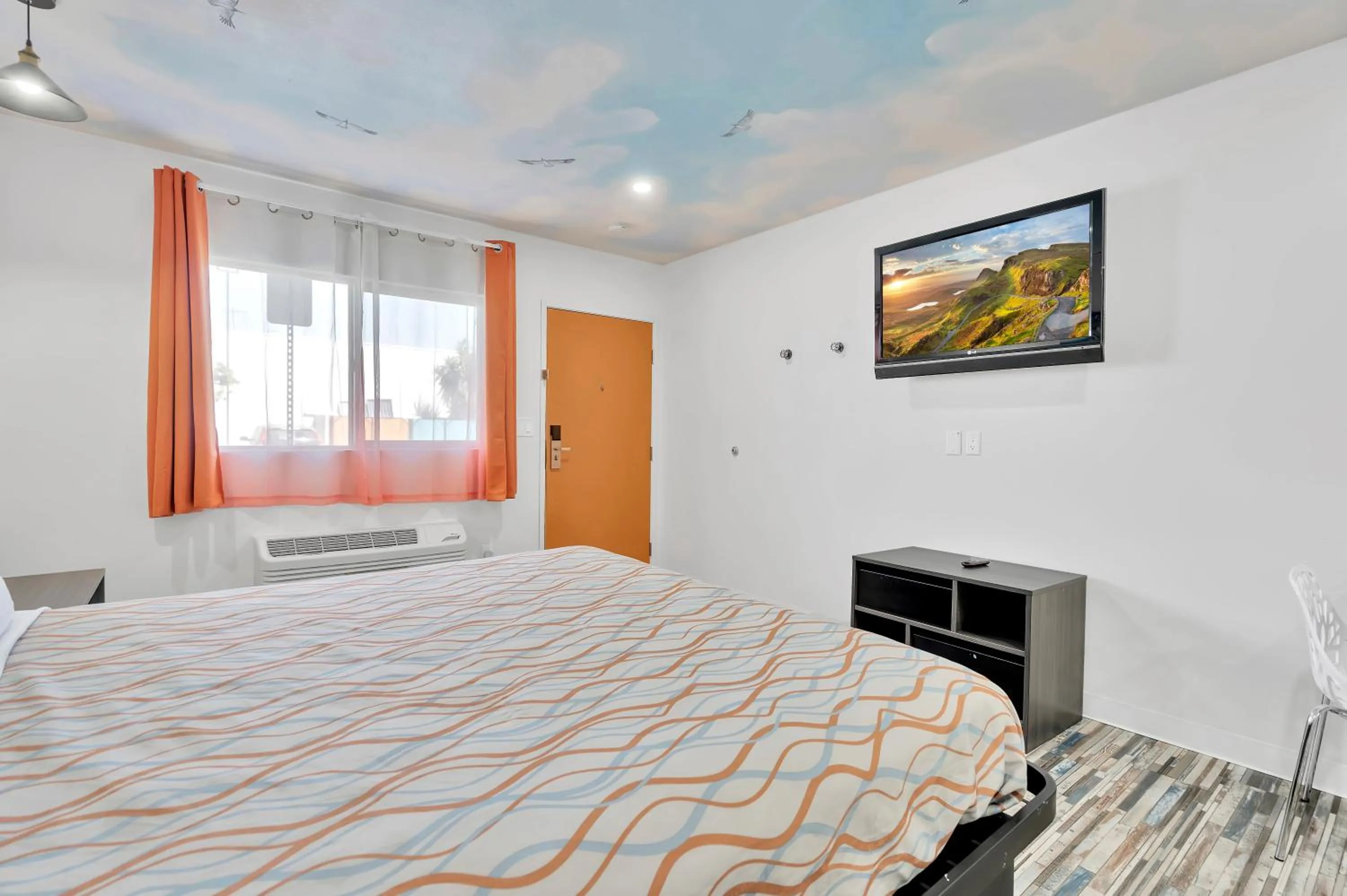 Bed in Tradewinds Motel