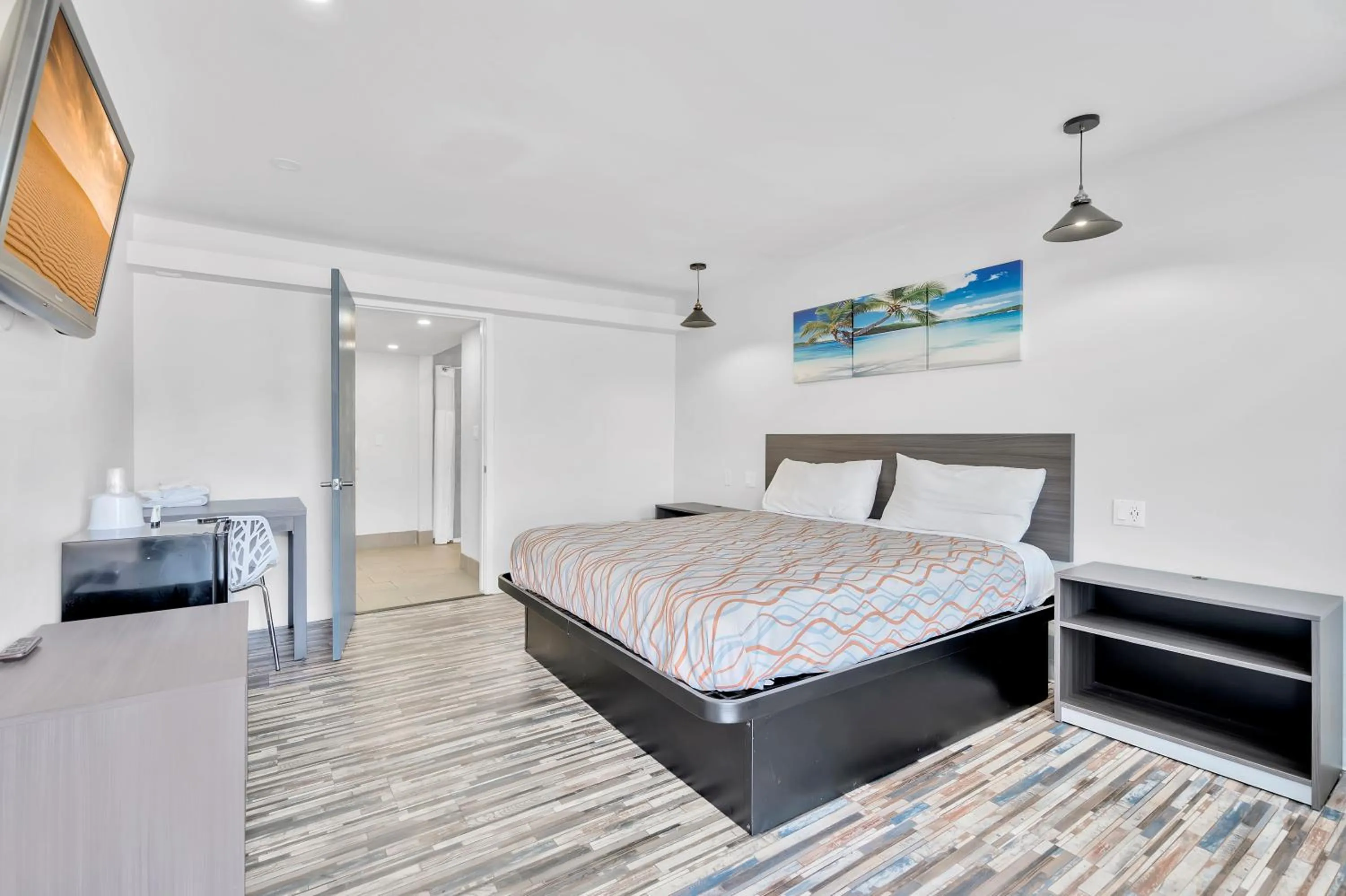 Bed in Tradewinds Motel