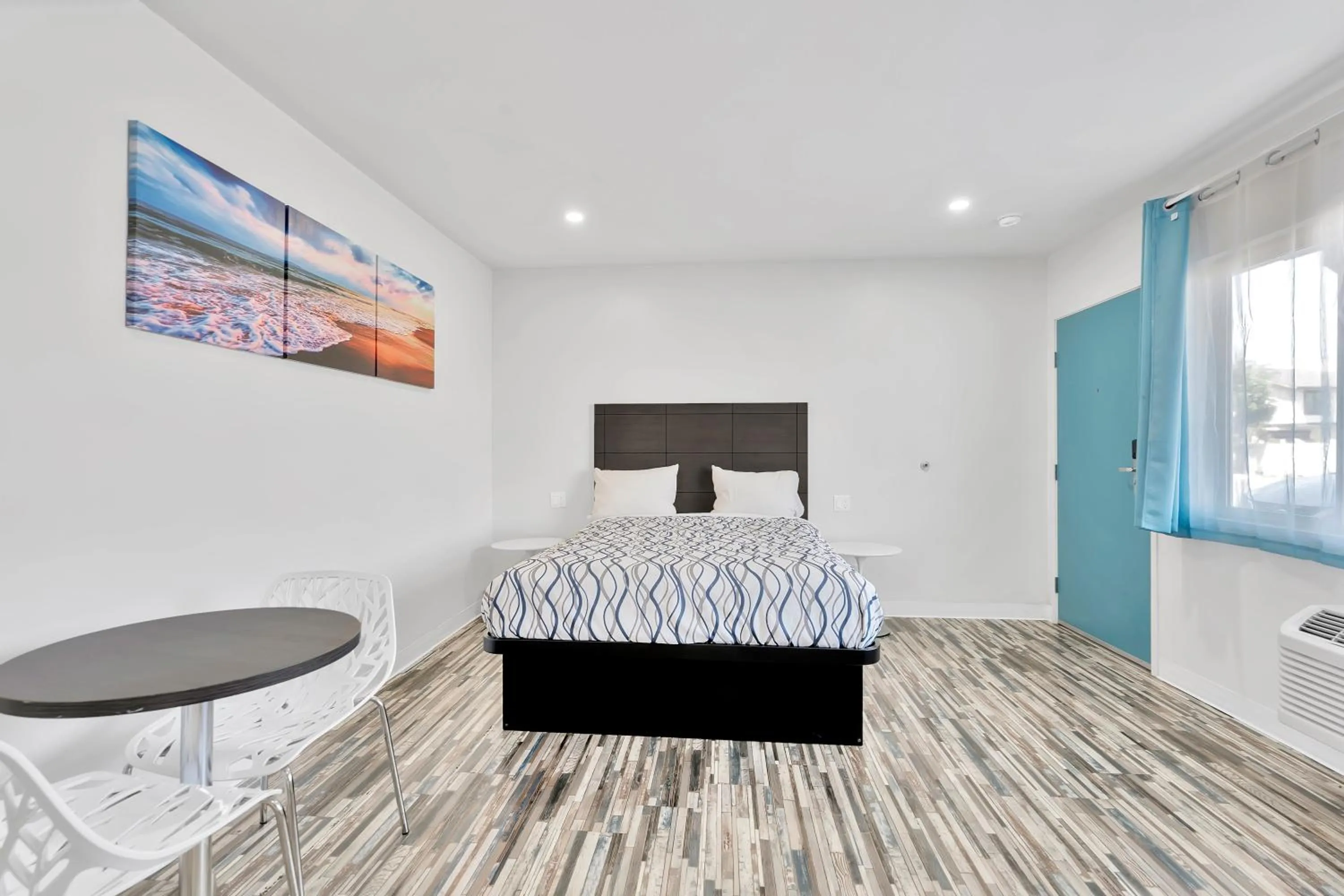 Bed in Tradewinds Motel