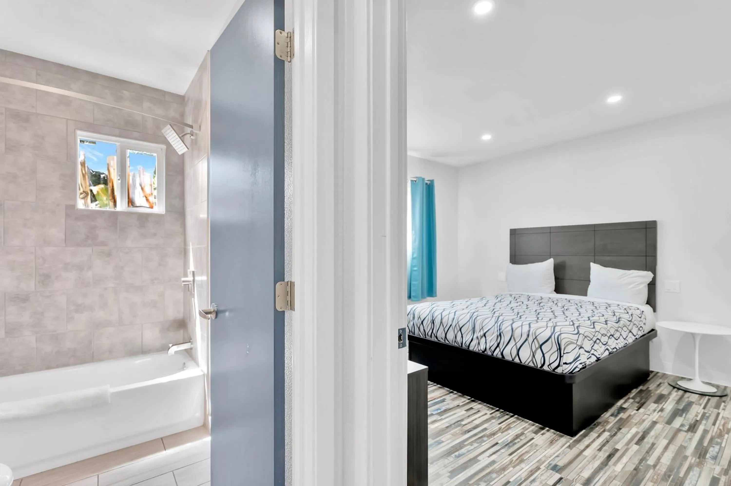 Bed in Tradewinds Motel