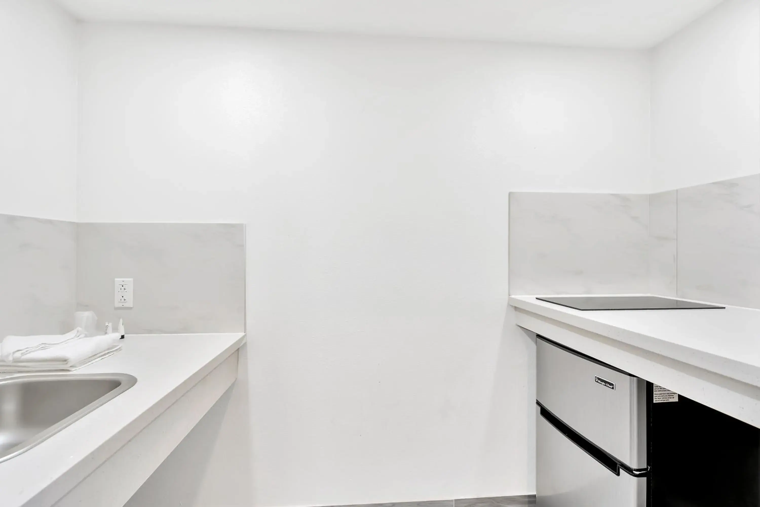 Deluxe King Room in Tradewinds Motel Deluxe King Room in Tradewinds Motel