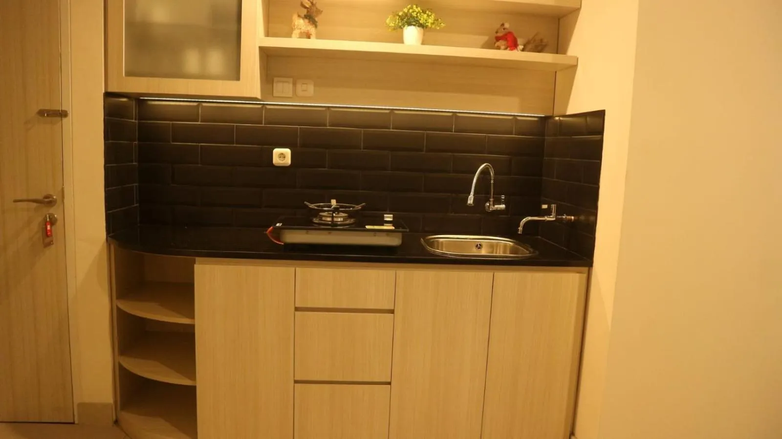 Kitchen or kitchenette in Apartemen Grand Kamala Lagoon by Cheapinn