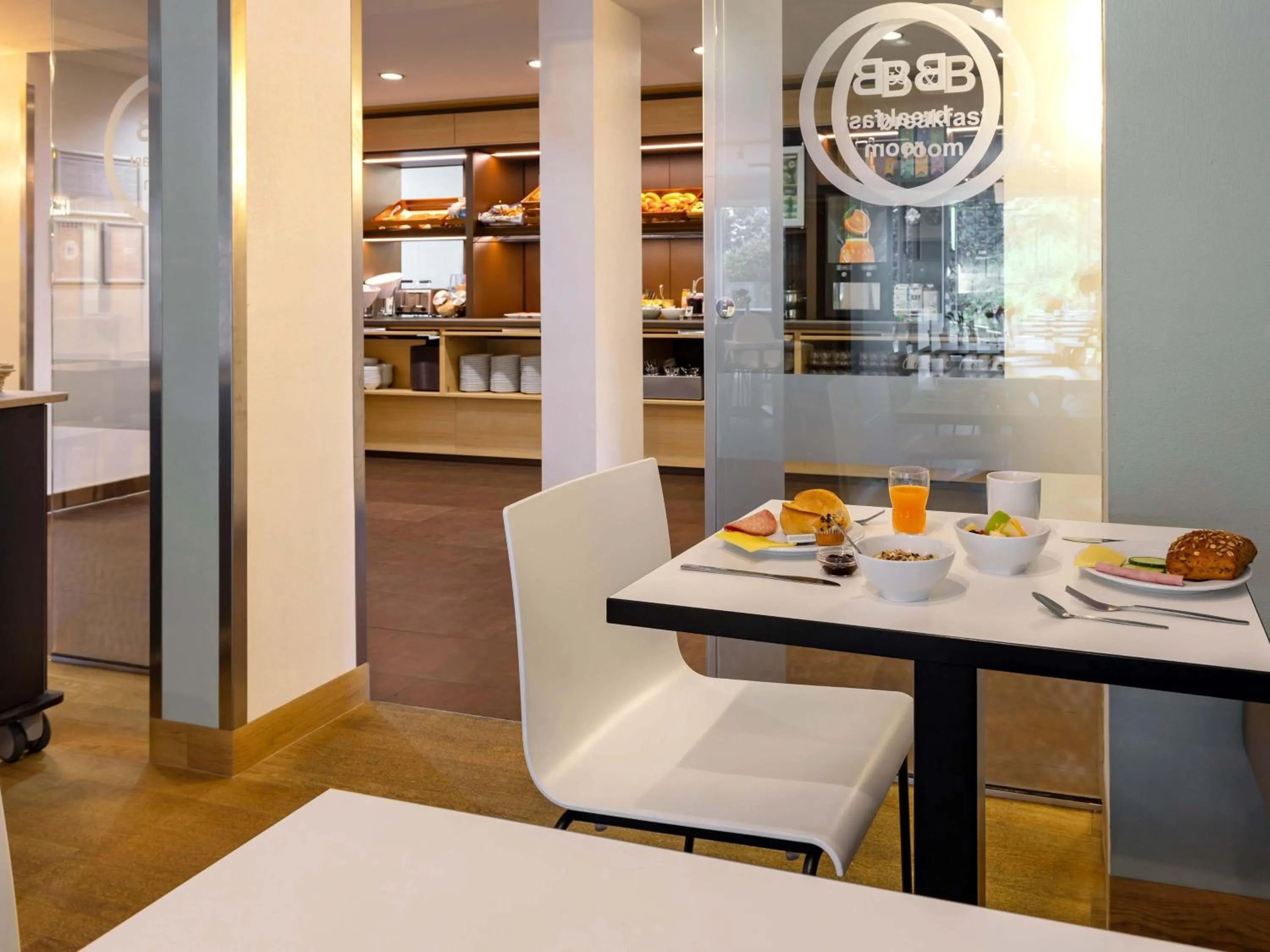 Restaurant/places to eat in B&B HOTEL Frankfurt-Hahn Airport
