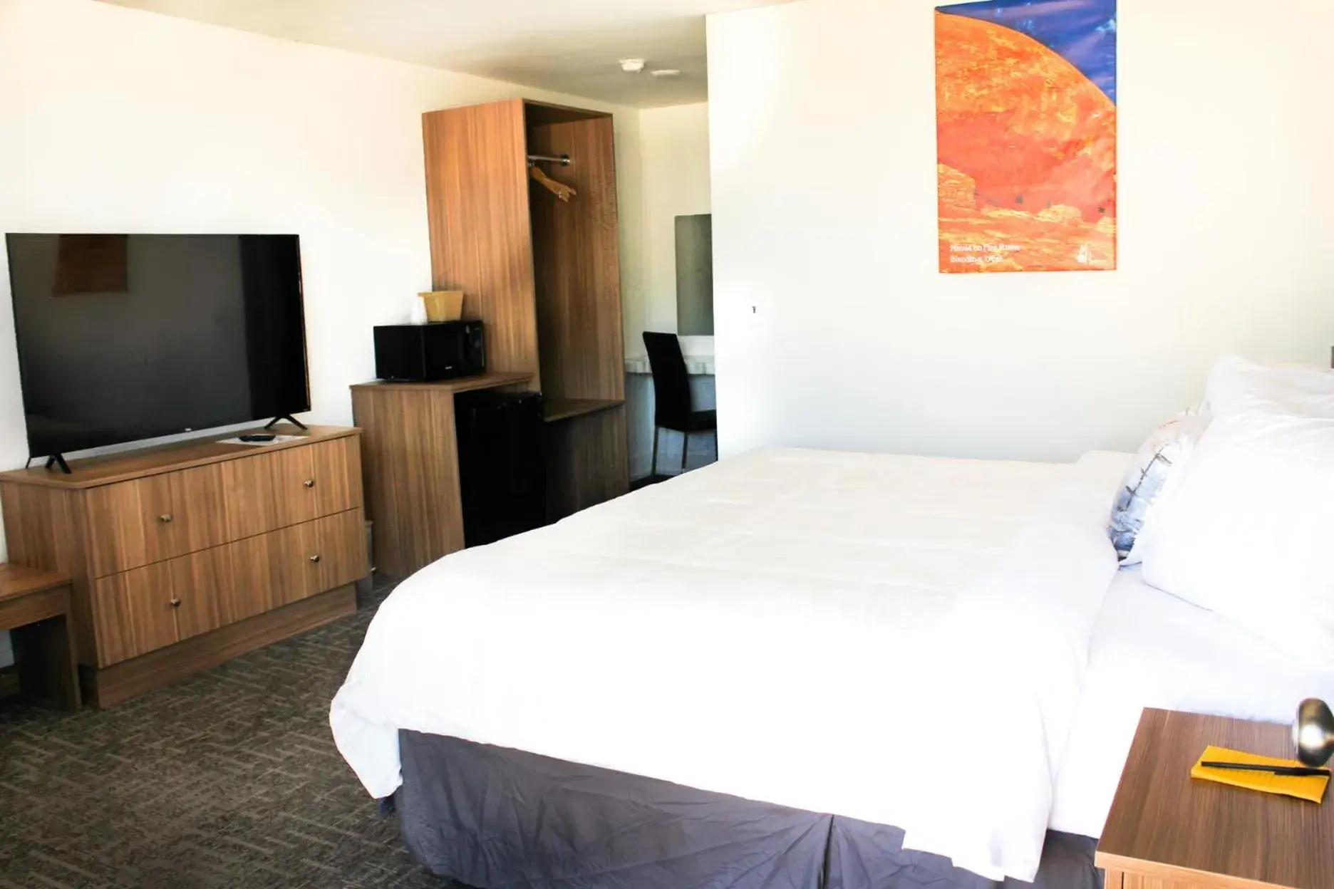 Deluxe King Room in Blue Sage Inn & Suites Deluxe King Room in Blue Sage Inn & Suites