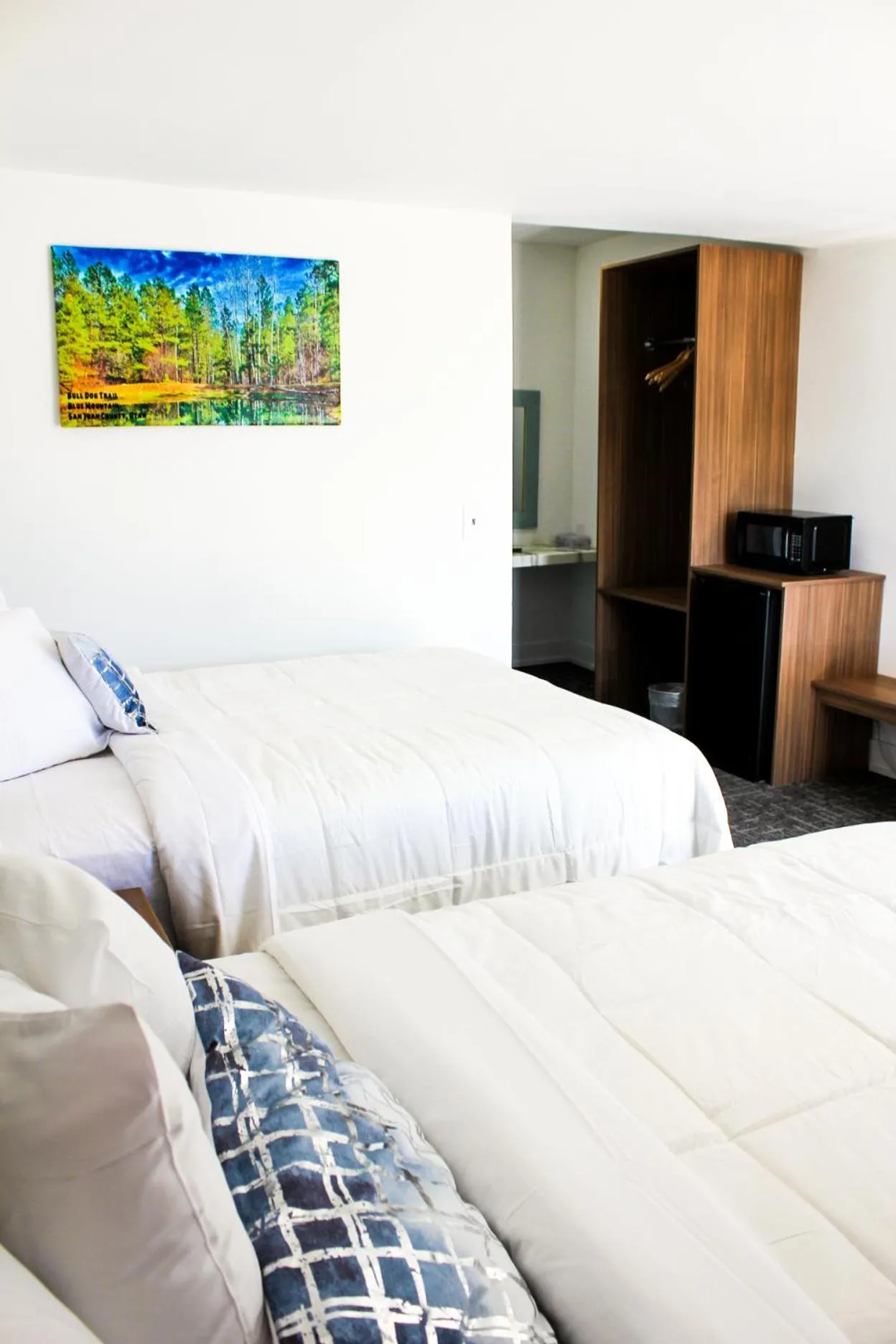 Bed in Blue Sage Inn & Suites