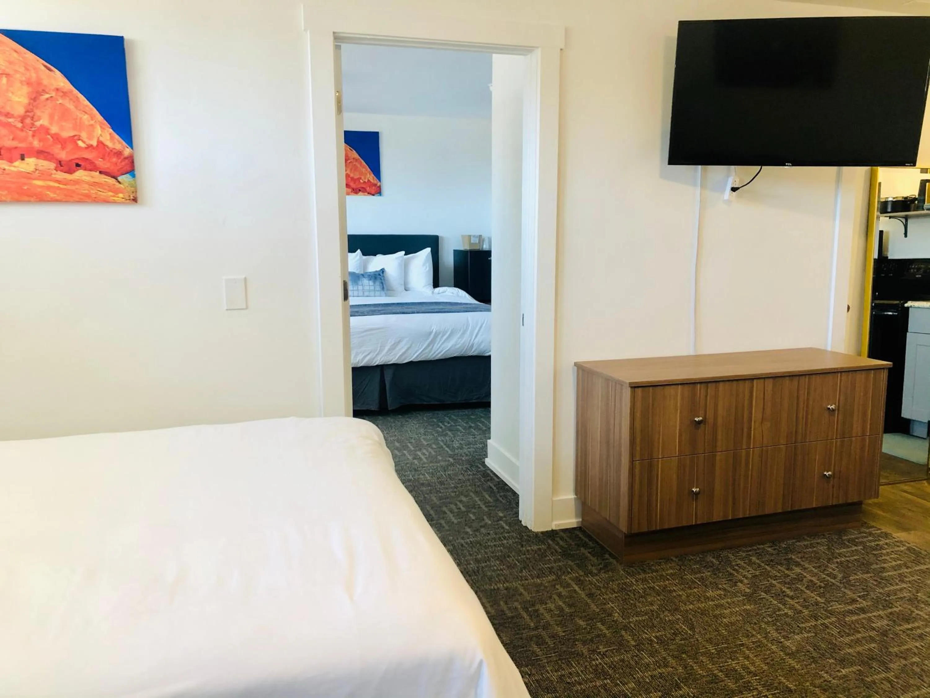 Communal lounge/ TV room, Bed in Blue Sage Inn & Suites