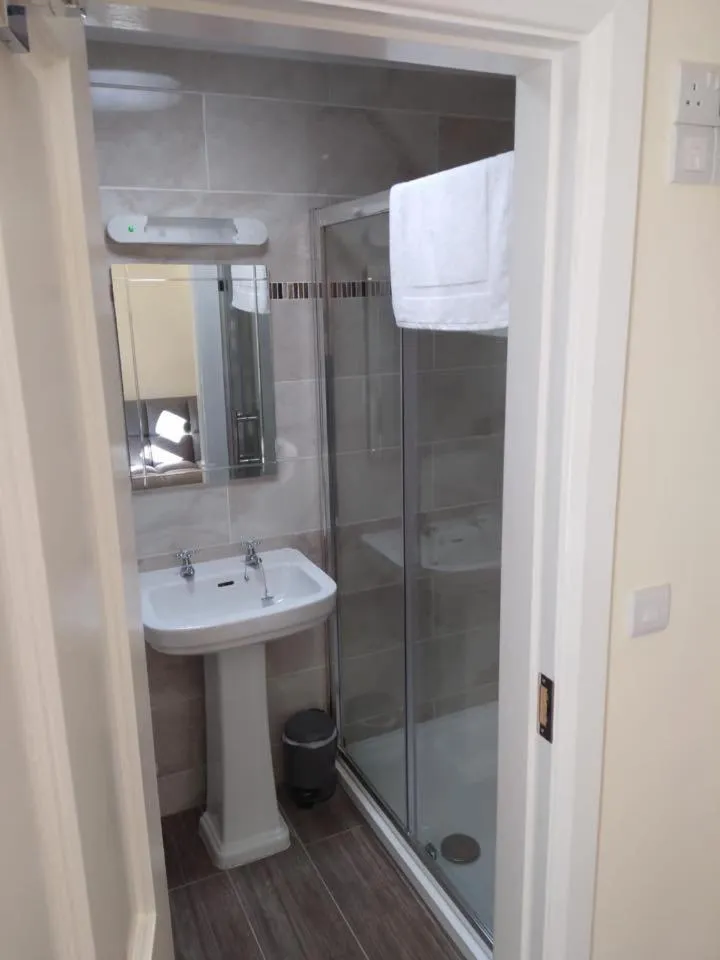 Shower in Brackloon Lodge-Brackluin