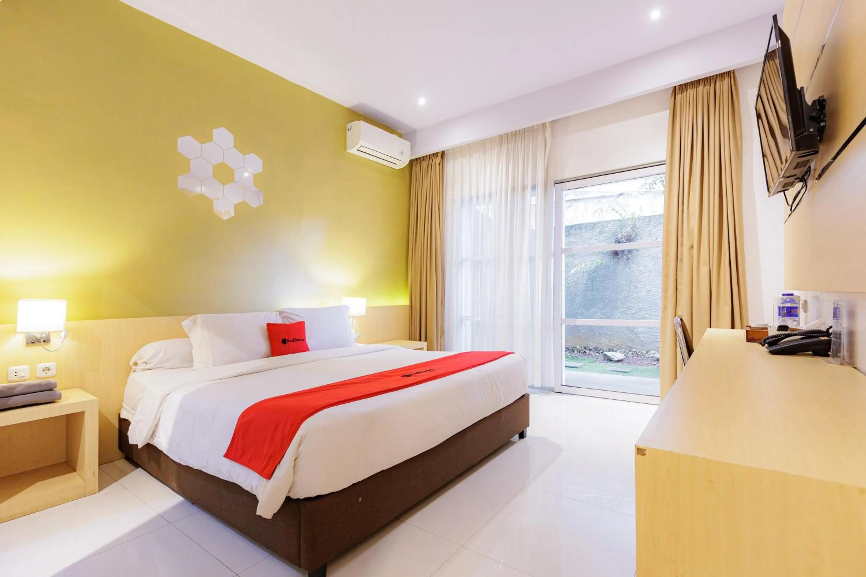 Bedroom, Bed in RedDoorz Plus Syariah near Museum Lampung