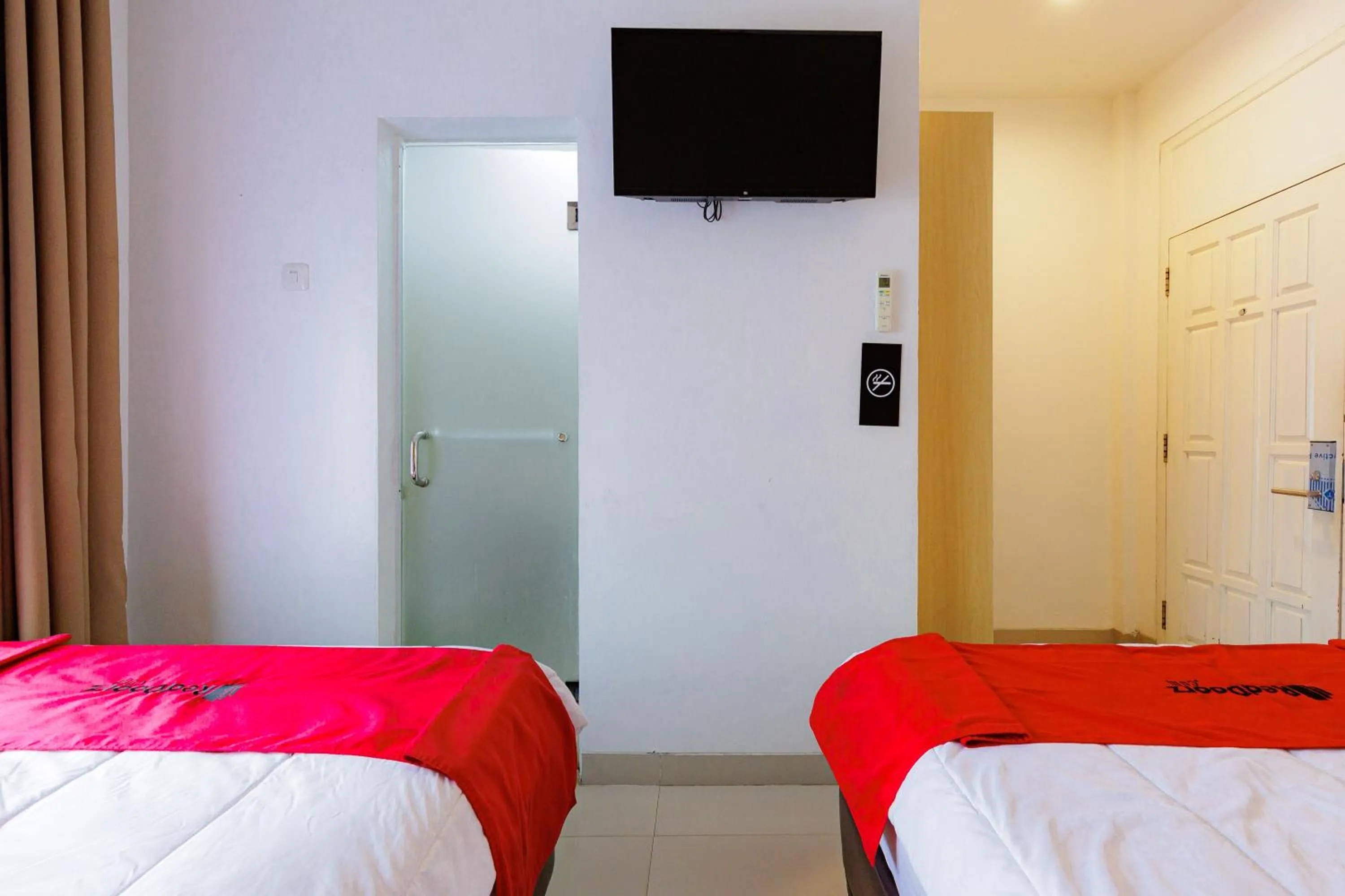 Bedroom, Bed in RedDoorz Plus Syariah near Museum Lampung