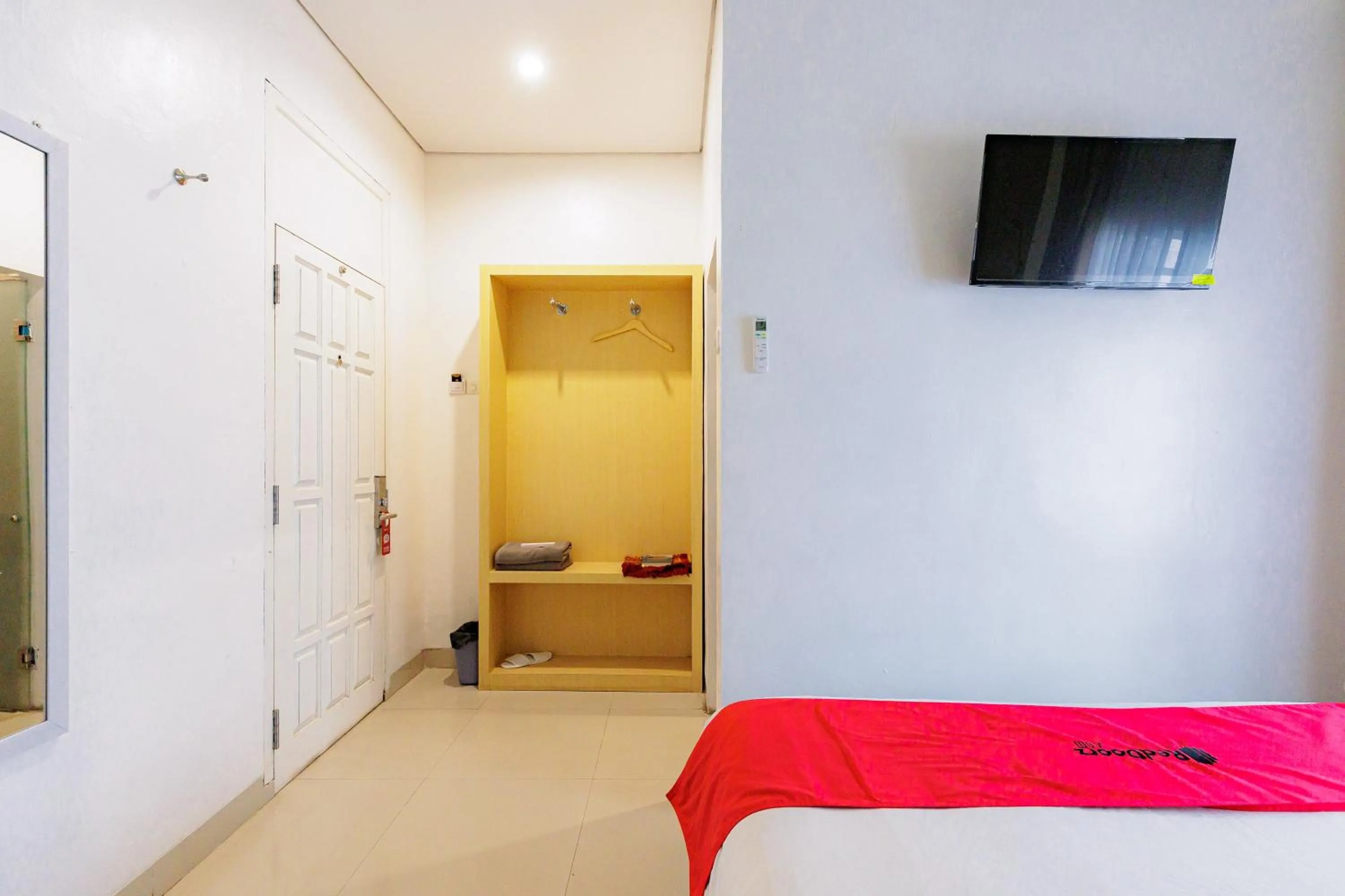 Bedroom, Bed in RedDoorz Plus Syariah near Museum Lampung